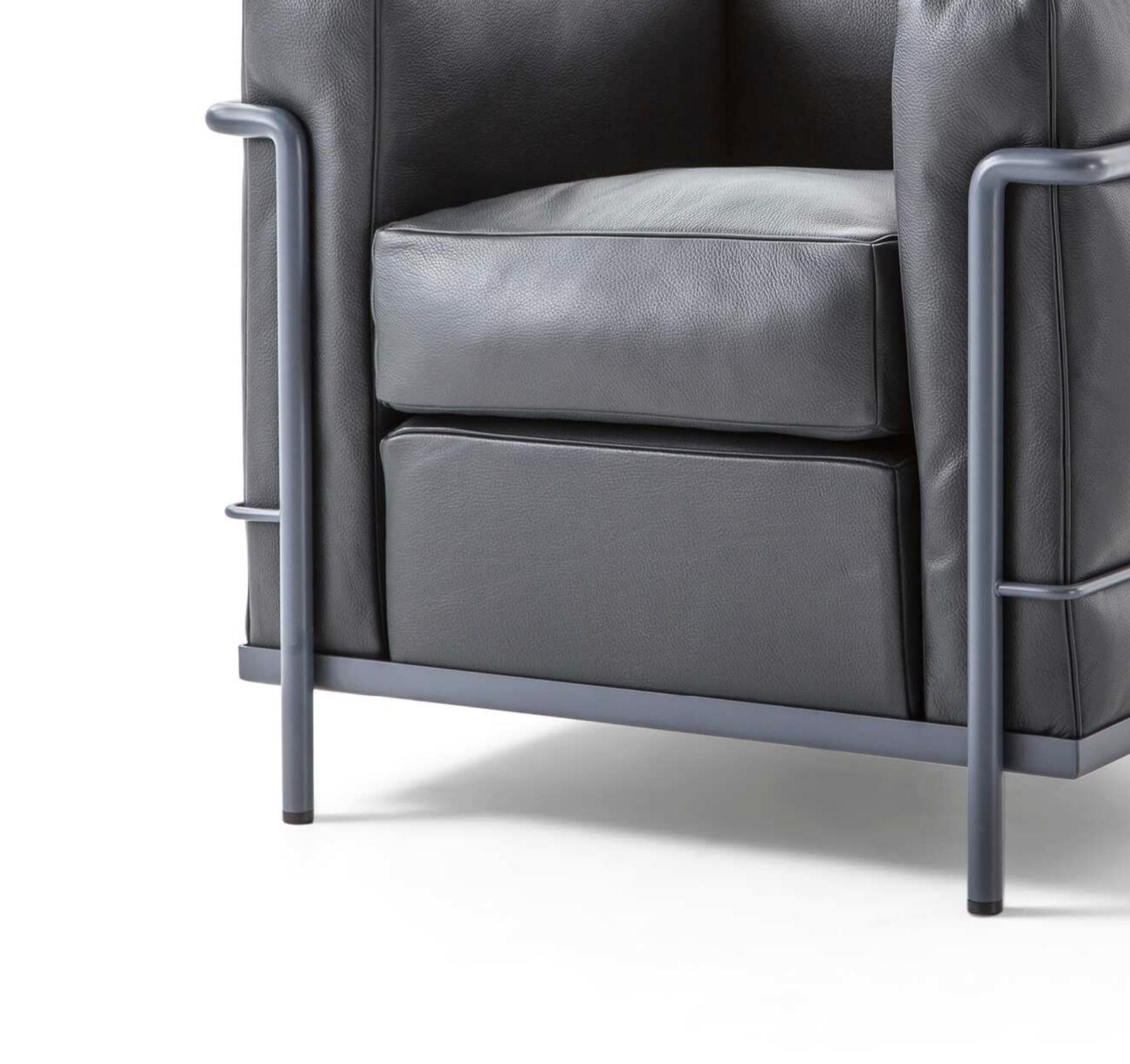 Le Corbusier Juego de dos Fauteuil Grand Confort, Sillón Petit Modèle Siglo XXI y contemporáneo en venta