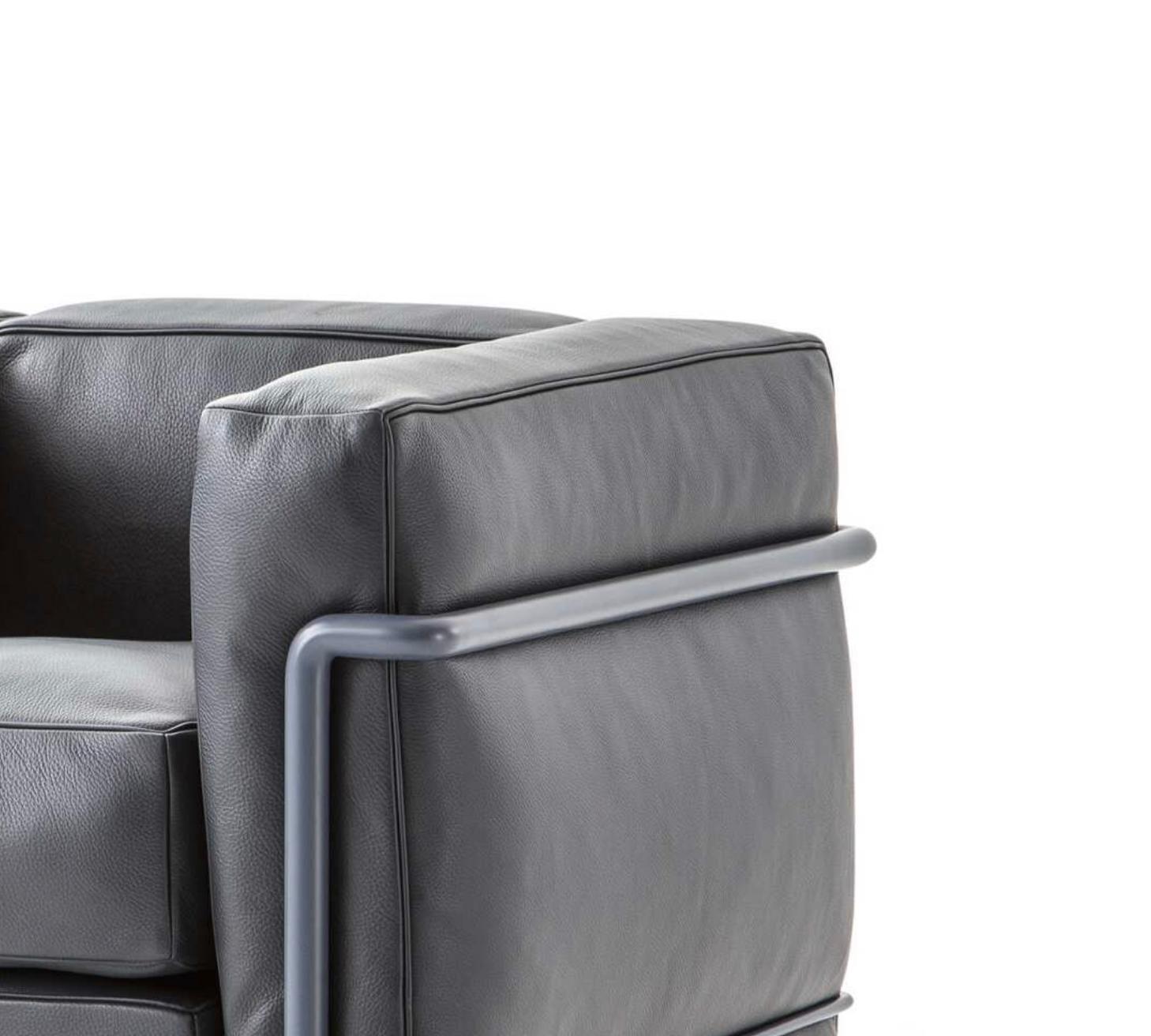 Le Corbusier Juego de dos Fauteuil Grand Confort, Sillón Petit Modèle Acero en venta