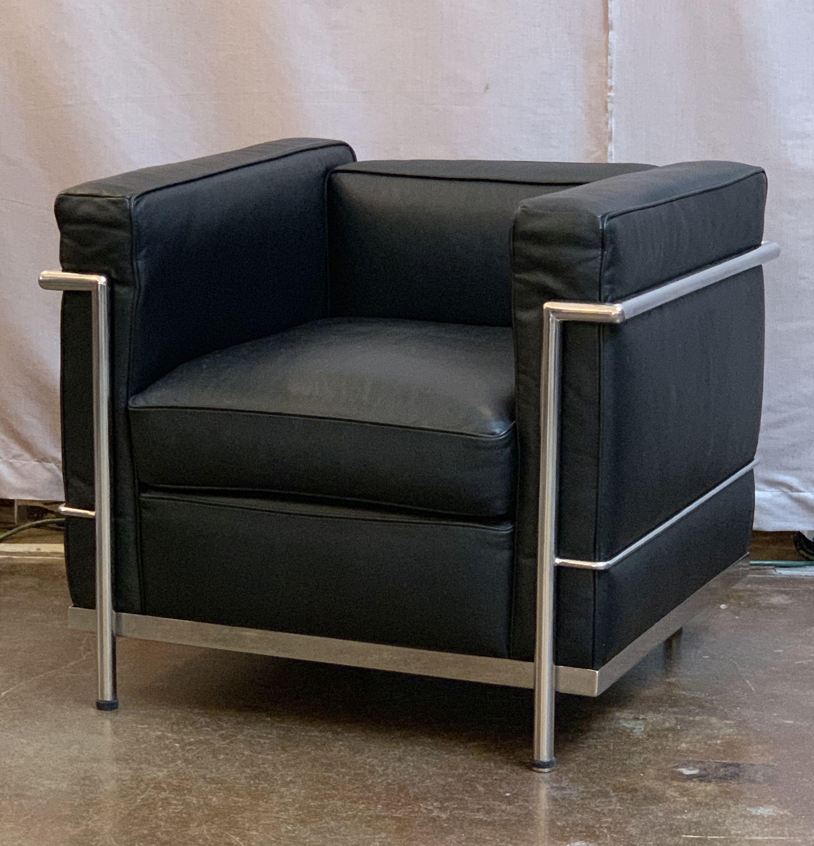 le corbusier black leather chairs