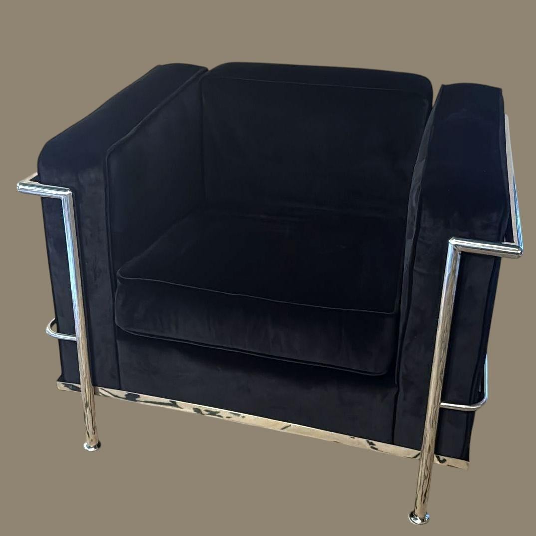 We kindly invite you to read the full description, as we strive to provide accurate technical and historical details to ensure the authenticity of our items.
Inspired by the iconic LC2 model designed by Le Corbusier, Pierre Jeanneret, and Charlotte