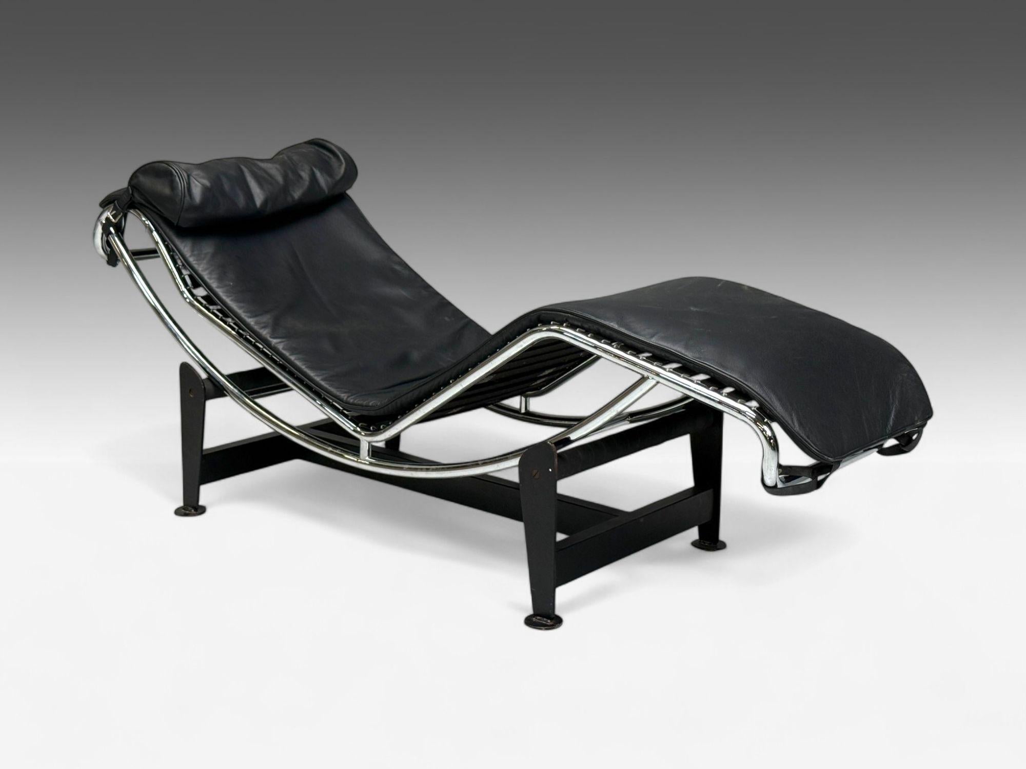 Le Corbusier Style, Mid-Century Modern, Black Leather, Metal, LC4 Chaise Lounge, 20th C.

Une chaise longue en cuir noir et métal, inspirée du modèle LC4 de Le Corbusier.

Cuir noir, métal ; Italie, C.I.C.

Hauteur : 24 pouces, Largeur : 65 pouces,