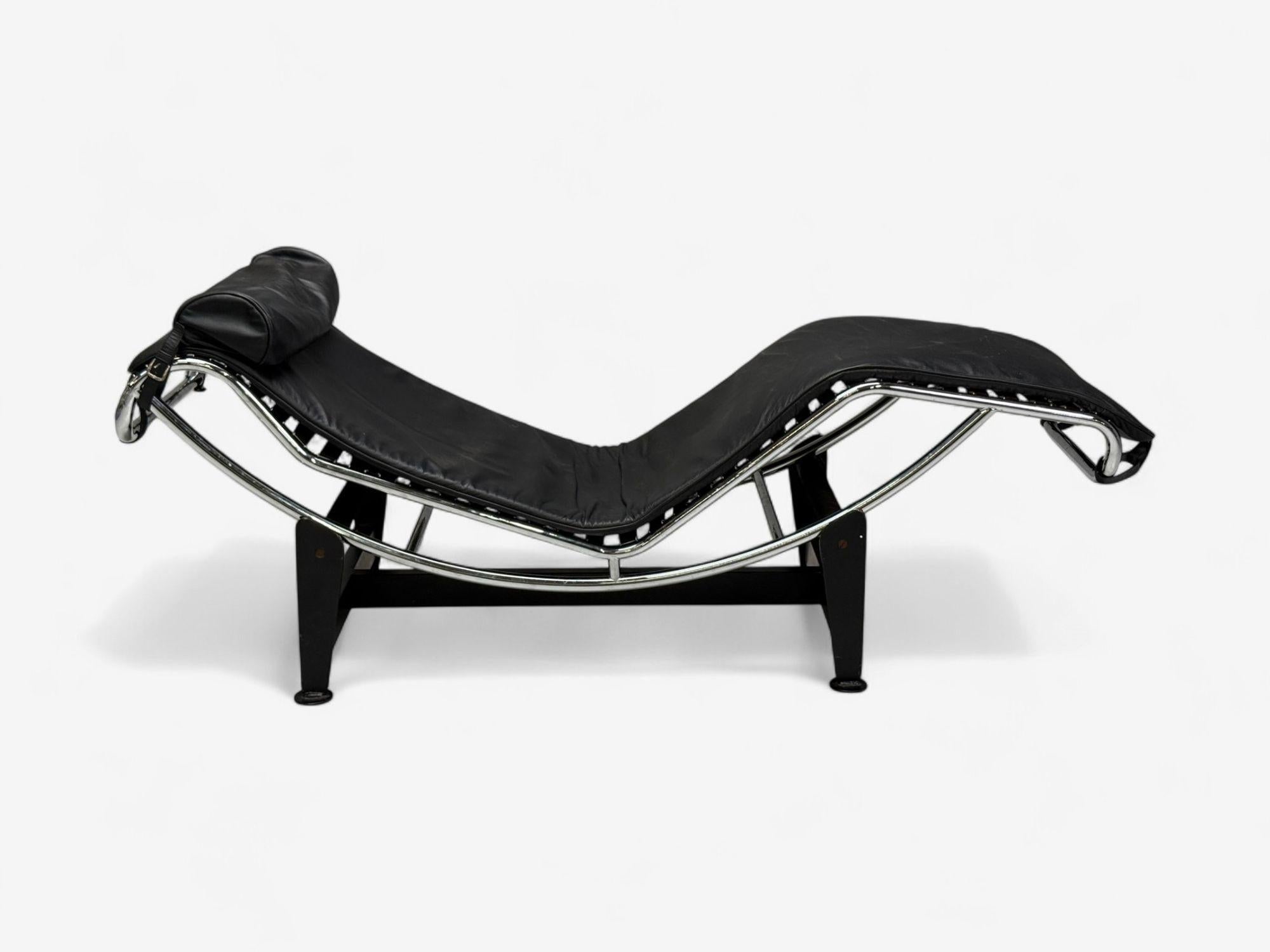 italien Le Corbusier Style, Mid-Century Modern, Black Leather, Chaise Lounge, 20th C. en vente
