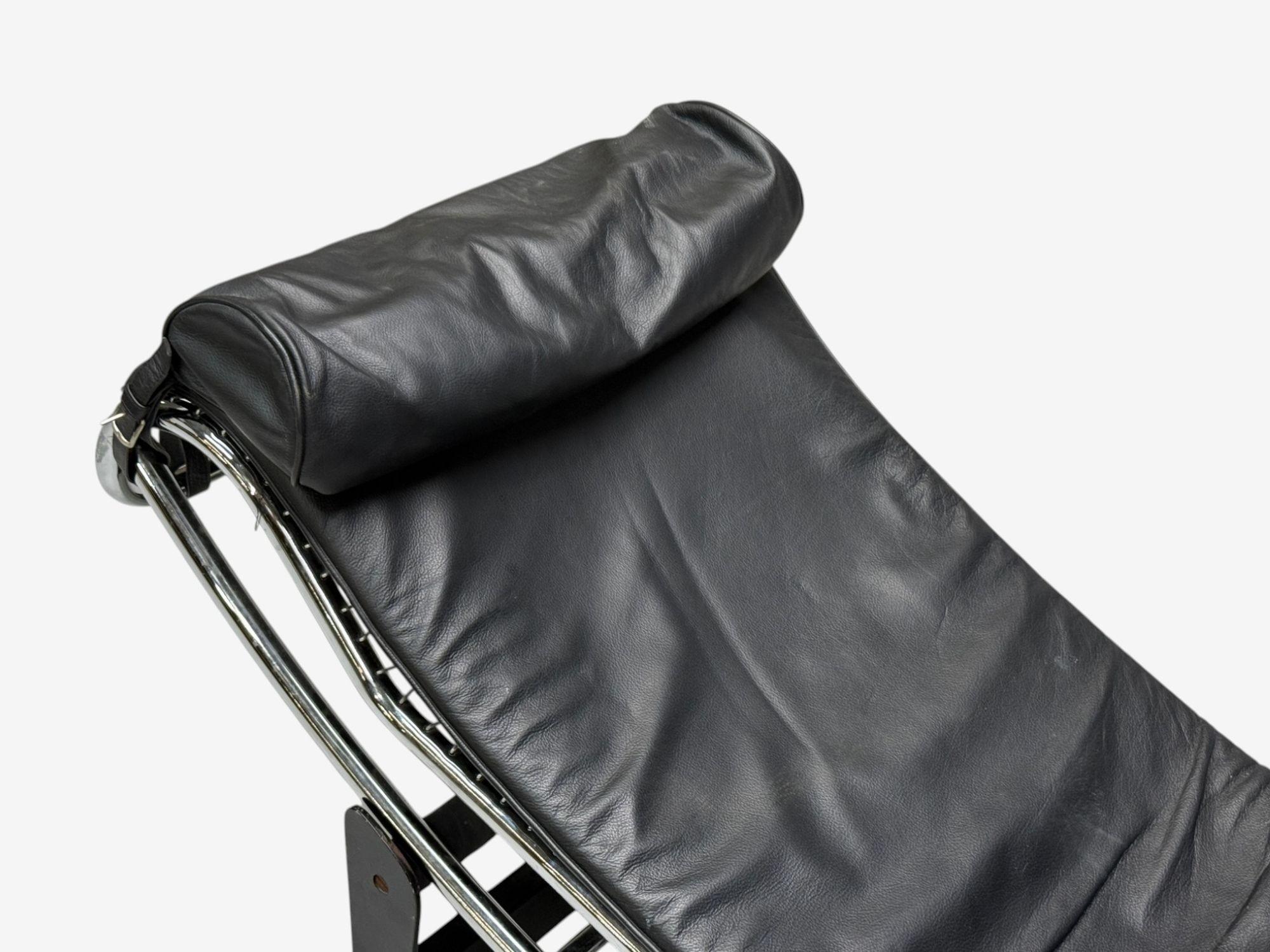 20ième siècle Le Corbusier Style, Mid-Century Modern, Black Leather, Chaise Lounge, 20th C. en vente