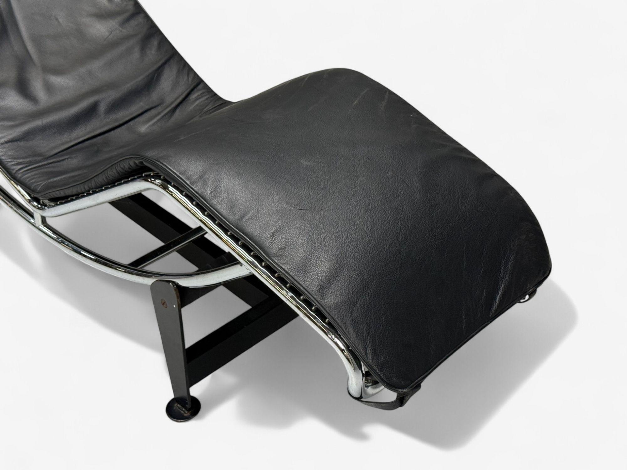 Cuir Le Corbusier Style, Mid-Century Modern, Black Leather, Chaise Lounge, 20th C. en vente