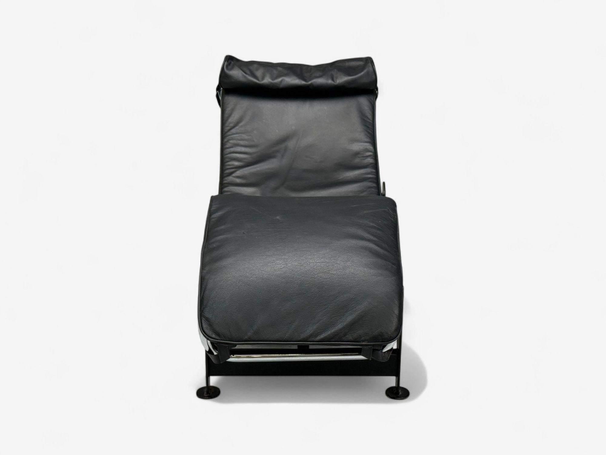 Le Corbusier Style, Mid-Century Modern, Black Leather, Chaise Lounge, 20th C. en vente 1