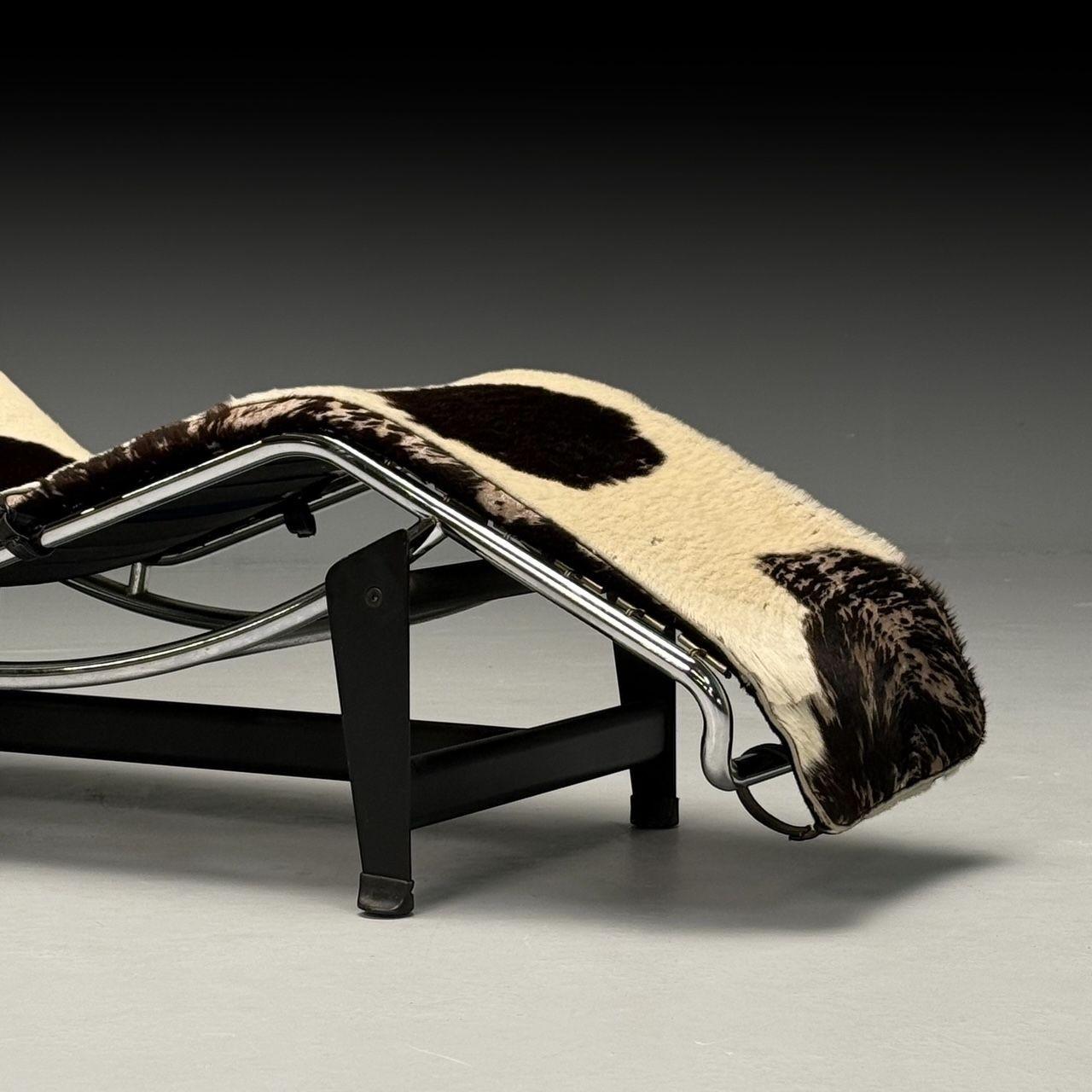 Le Corbusier Style, Mid-Century Modern, Chaise Lounge, Cowhide, Metal, 20th C. In Good Condition In Manhasset, NY