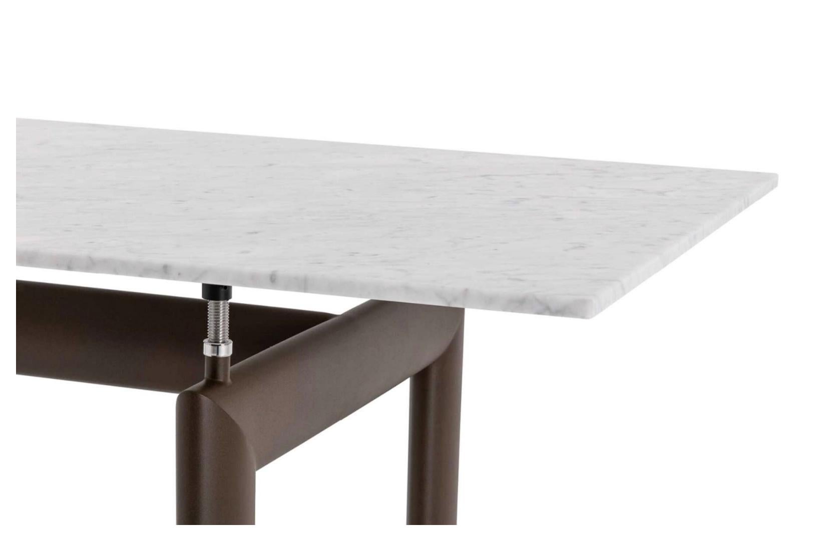 Le Corbusier Tisch Tube d'Avion, Außenbereich für Cassina (21. Jahrhundert und zeitgenössisch) im Angebot