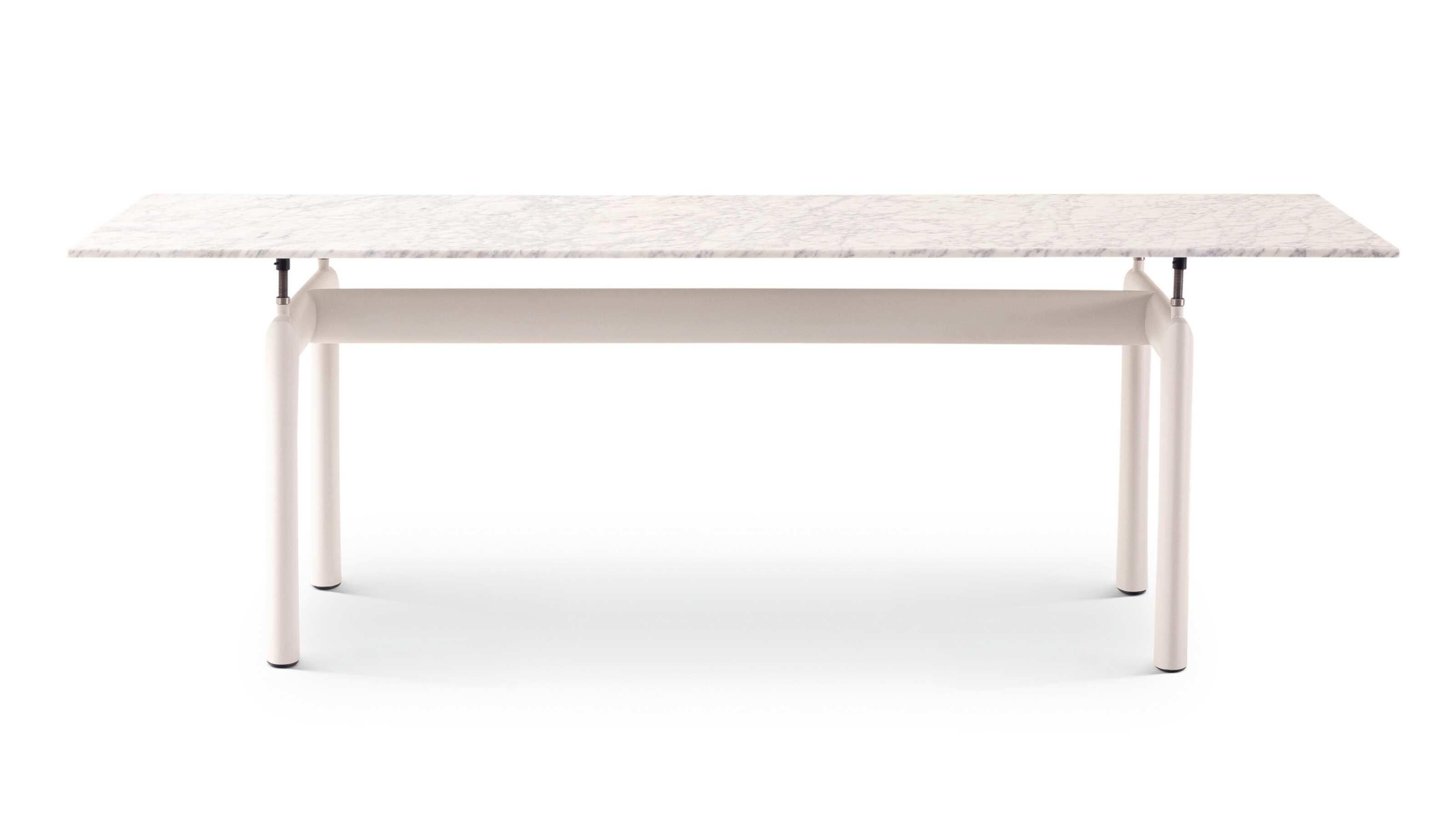 Le Corbusier Tavolo Tube d'Avion, Outdoor Per Cassina

Il concetto dell'iconico Table tube d'avion sta nella distinzione tra il pezzo di supporto e il pezzo da sostenere; in altre parole, tra la base e il piano.

L'indipendenza delle due parti di