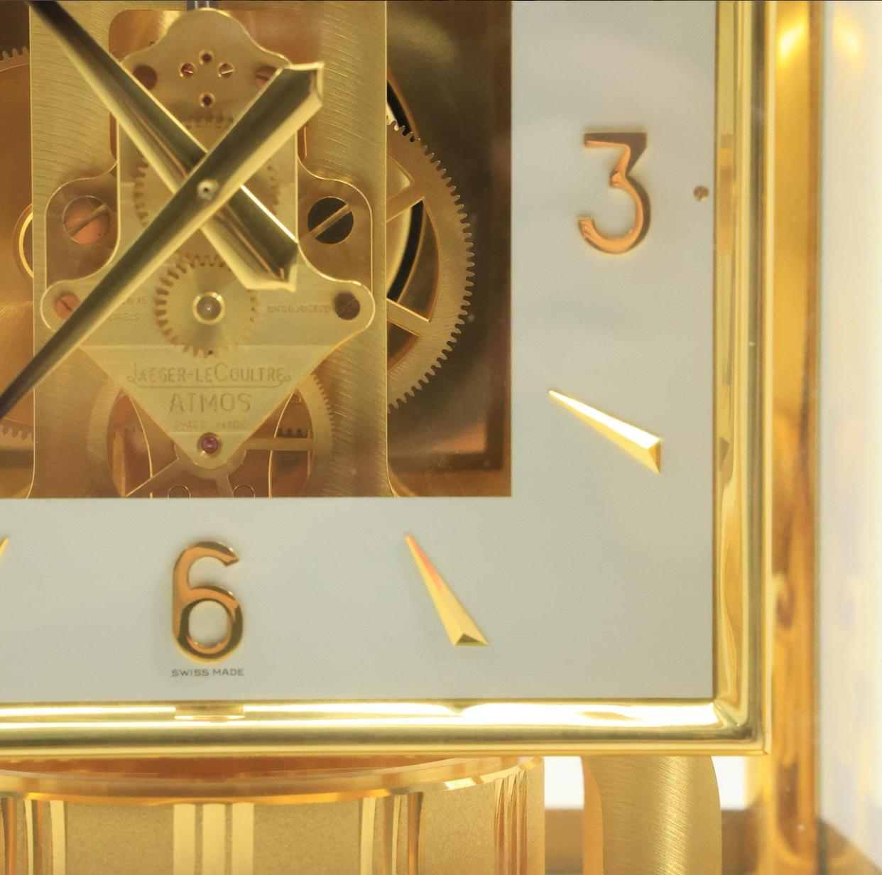 Horloge d'étagère suisse à 15 bijoux Le Coultre Atmos avec boîtier en laiton 9,25 po, x 8,25 po. en vente 3