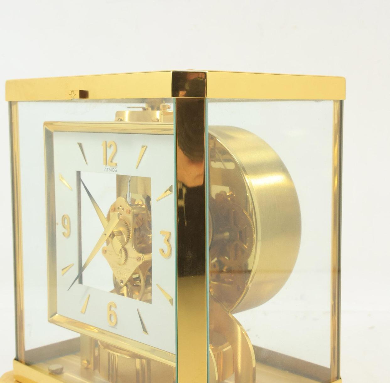 Horloge d'étagère suisse à 15 bijoux Le Coultre Atmos avec boîtier en laiton 9,25 po, x 8,25 po. en vente 8