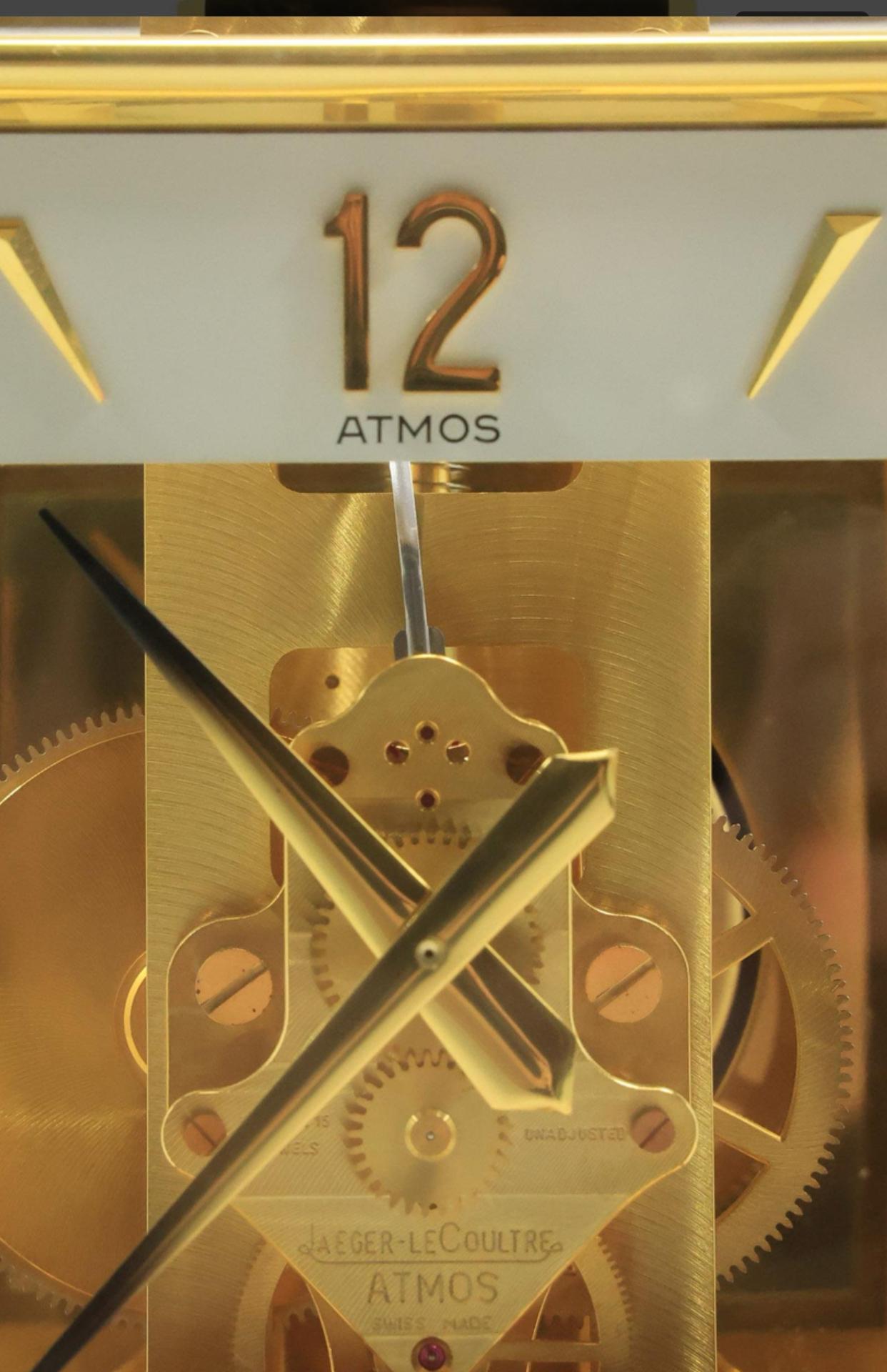 Rare horloge de table suisse Le Coultre Atmos 15 Jewell à cadran carré. 
Boîtier en laiton doré mesurant 9,25 