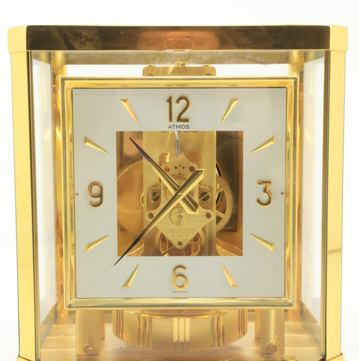 Suisse Horloge d'étagère suisse à 15 bijoux Le Coultre Atmos avec boîtier en laiton 9,25 po, x 8,25 po. en vente
