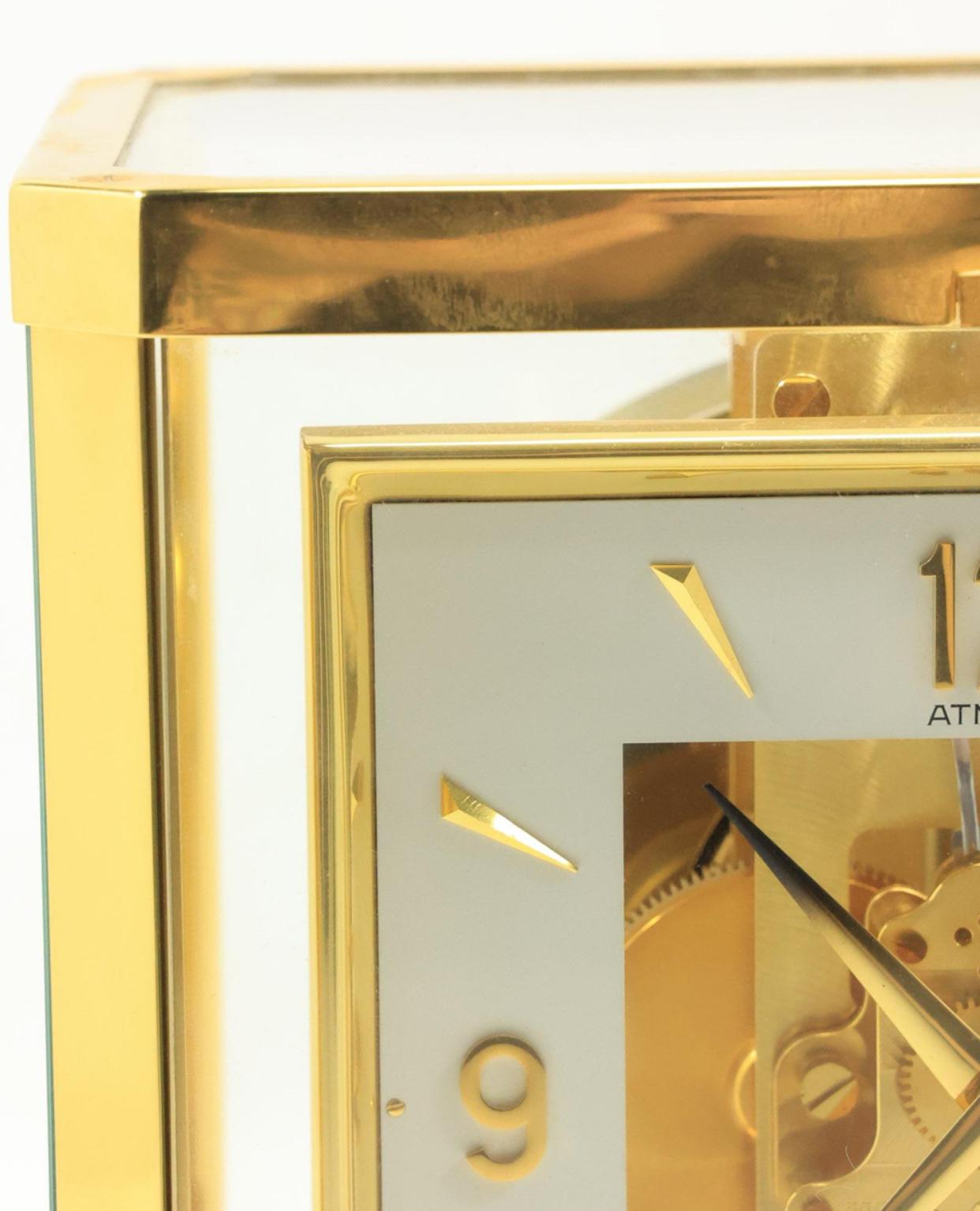 Horloge d'étagère suisse à 15 bijoux Le Coultre Atmos avec boîtier en laiton 9,25 po, x 8,25 po. Bon état - En vente à Chicago, IL