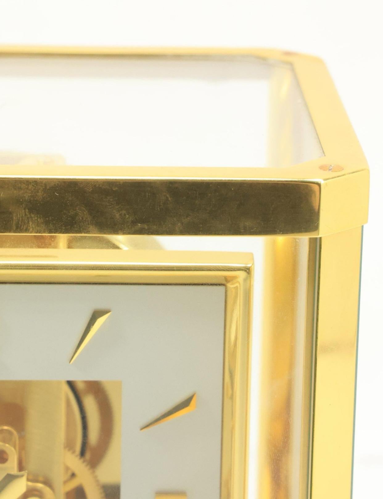 Milieu du XXe siècle Horloge d'étagère suisse à 15 bijoux Le Coultre Atmos avec boîtier en laiton 9,25 po, x 8,25 po. en vente
