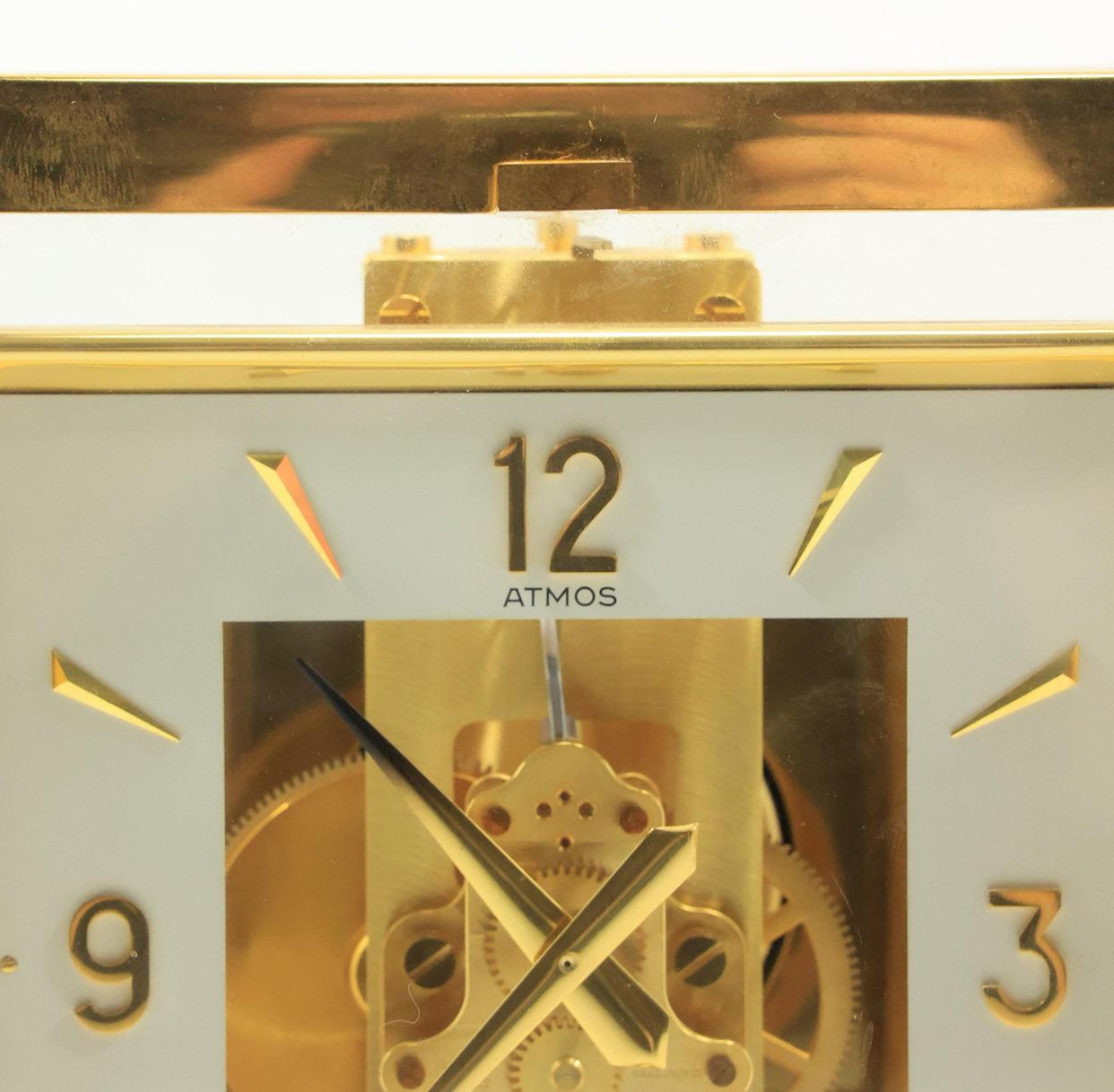 Plaqué or Horloge d'étagère suisse à 15 bijoux Le Coultre Atmos avec boîtier en laiton 9,25 po, x 8,25 po. en vente