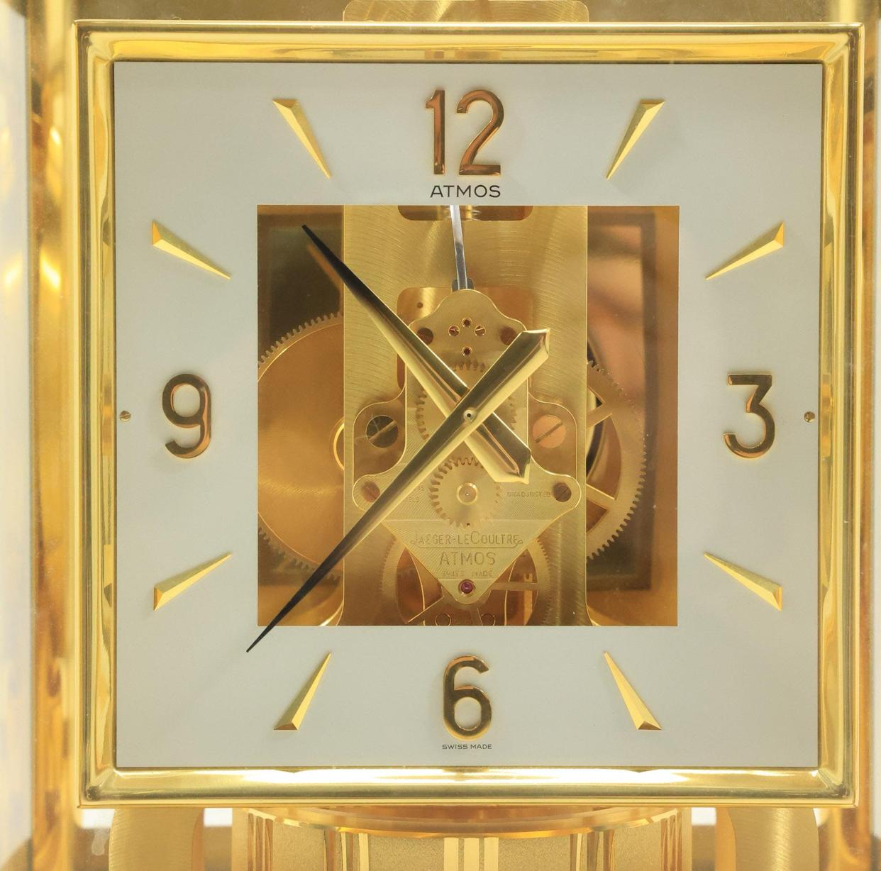 Le Coultre Atmos 15 Jewels Swiss Shelf Clock Brass Case 9.25 in, x 8.25 in. For Sale 2