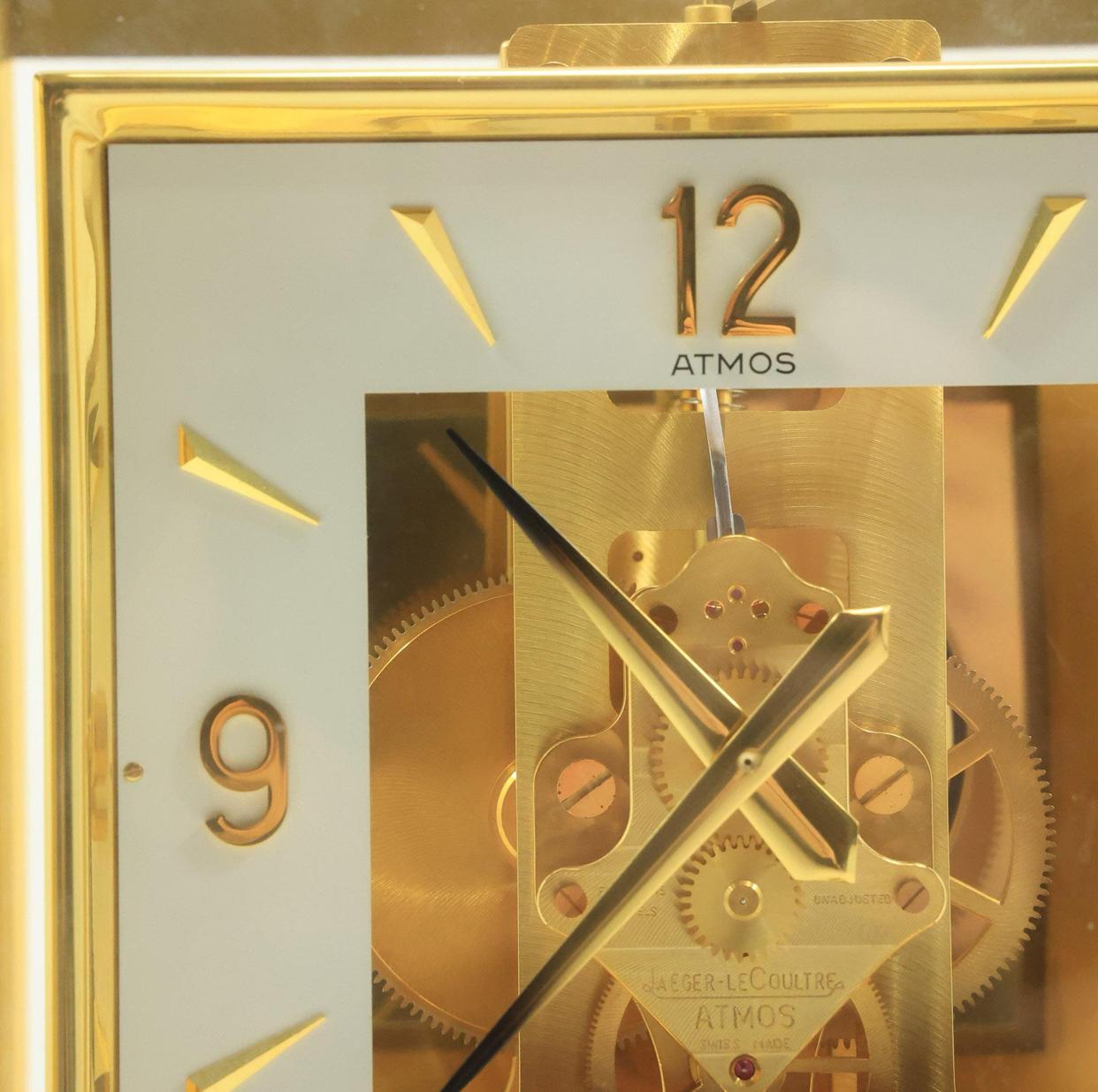 Le Coultre Atmos 15 Jewels Swiss Shelf Clock Brass Case 9.25 in, x 8.25 in. For Sale 3