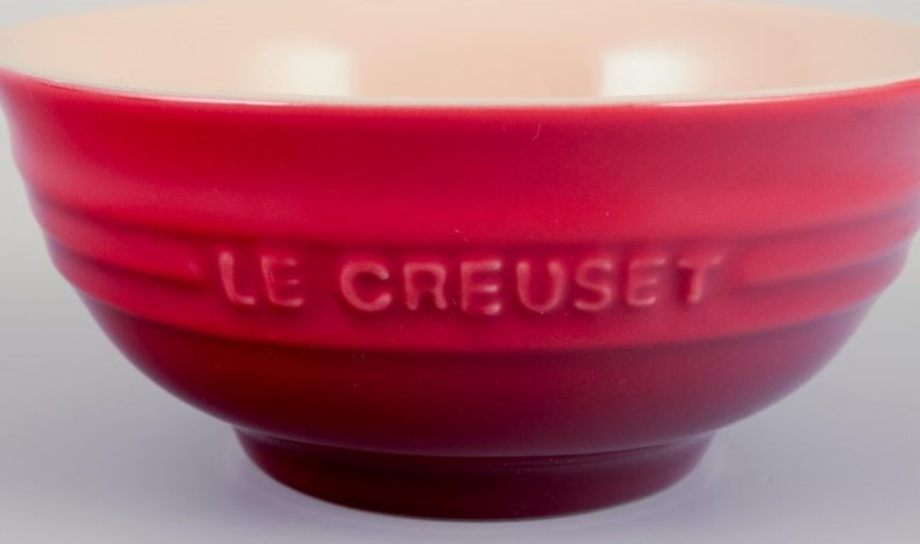 Le Creuset, France. Set of five red stoneware bowls. 21st c. In Excellent Condition For Sale In Copenhagen, DK