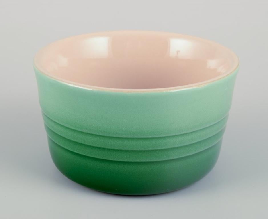 Vernissé Le Creuset, France. Trois plats à tarte en grès vert avec finition glacée à la main. en vente