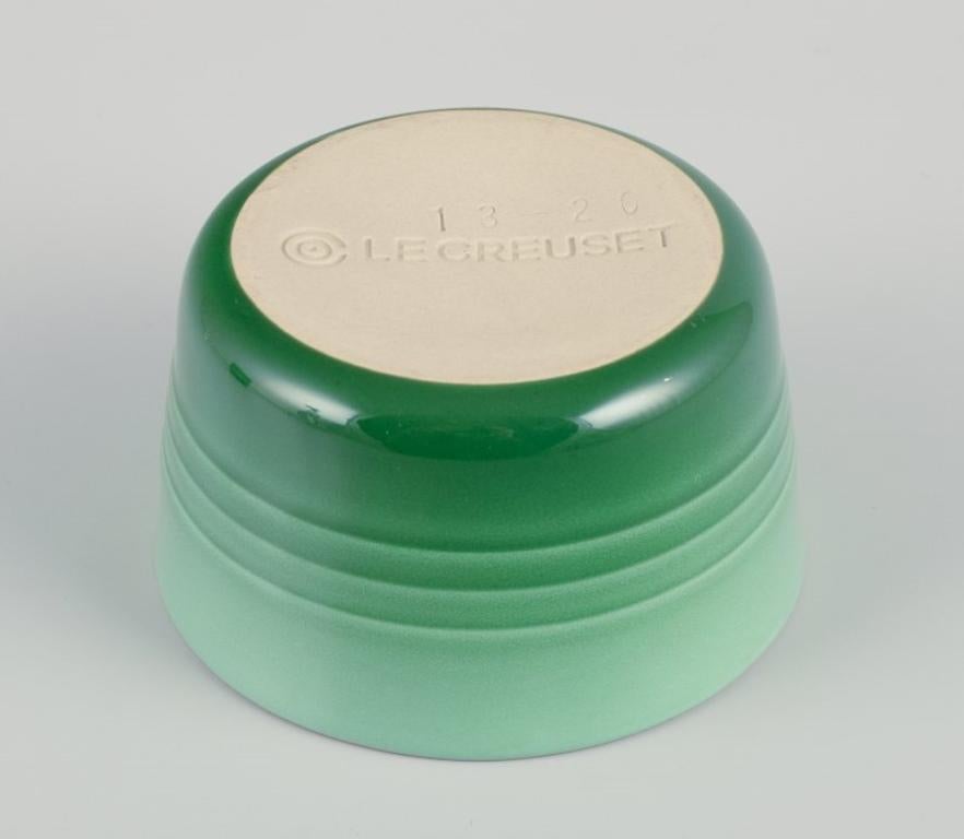Le Creuset, France. Trois plats à tarte en grès vert avec finition glacée à la main. Excellent état - En vente à Copenhagen, DK