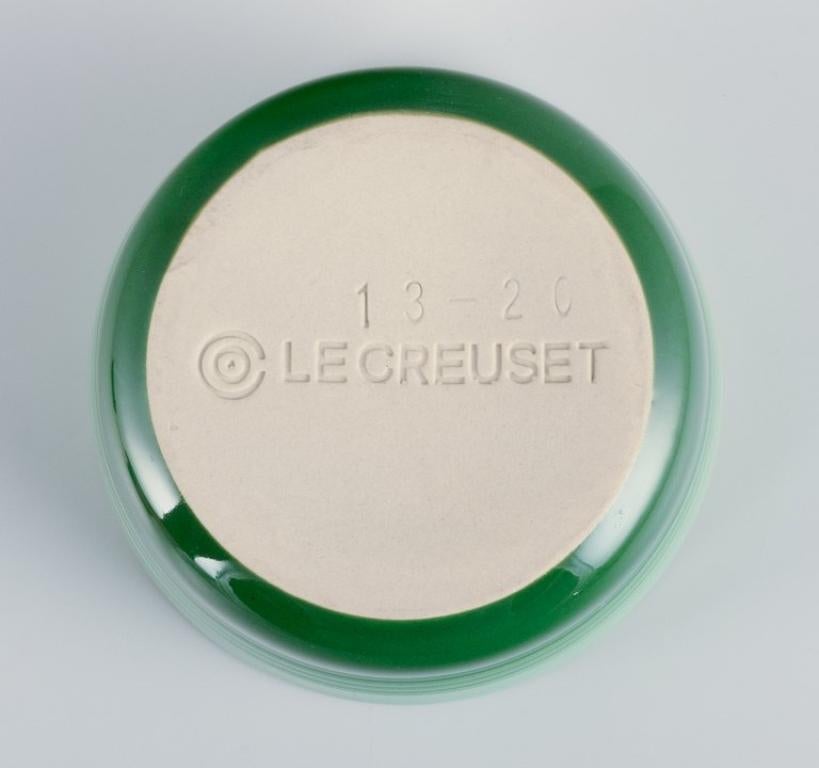 XXIe siècle et contemporain Le Creuset, France. Trois plats à tarte en grès vert avec finition glacée à la main. en vente