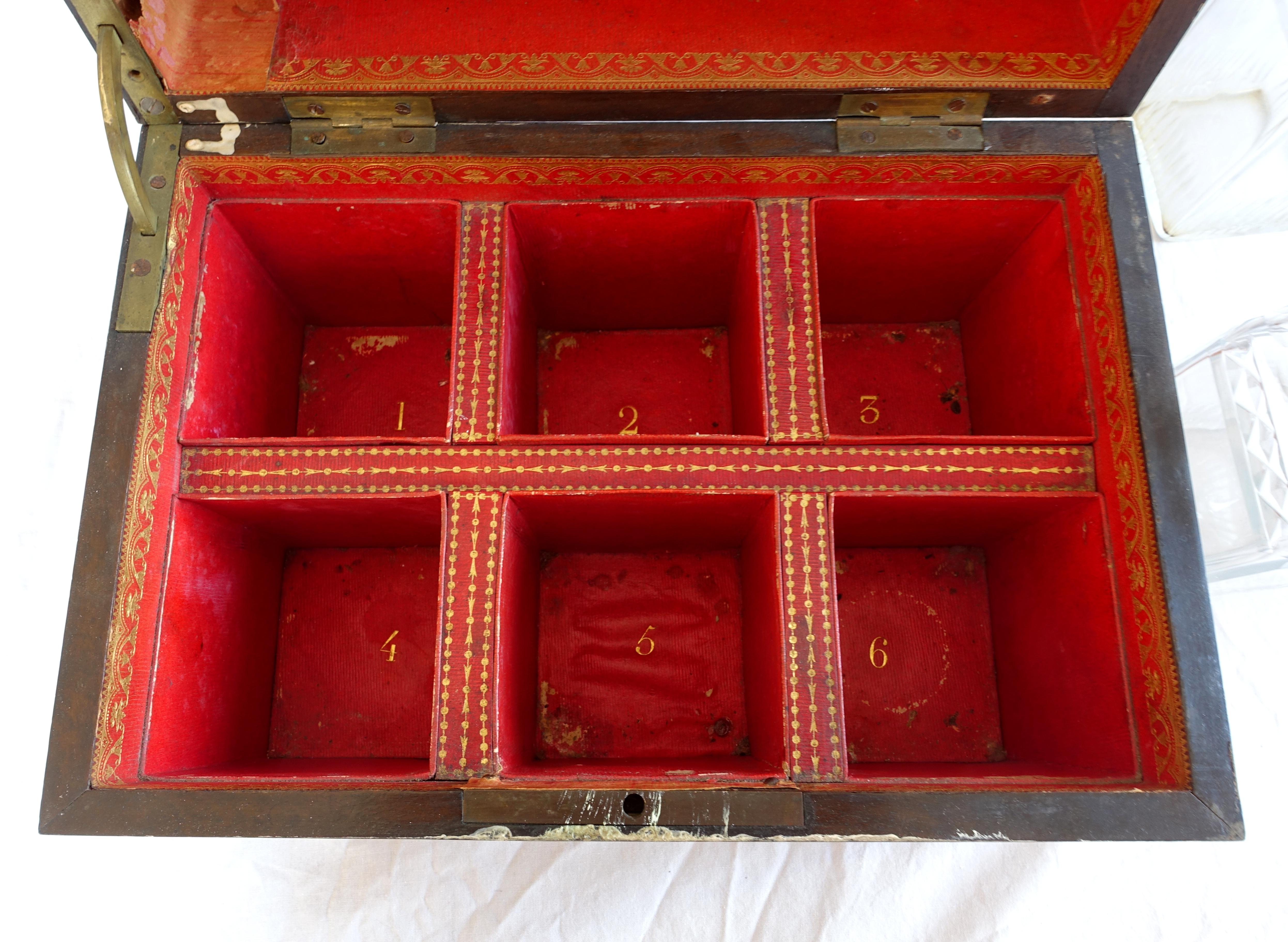 Coffret à liqueurs en cristal Le Creusot - 6 bouteilles dans le coffret - 19e siècle - vers 1815 en vente 3