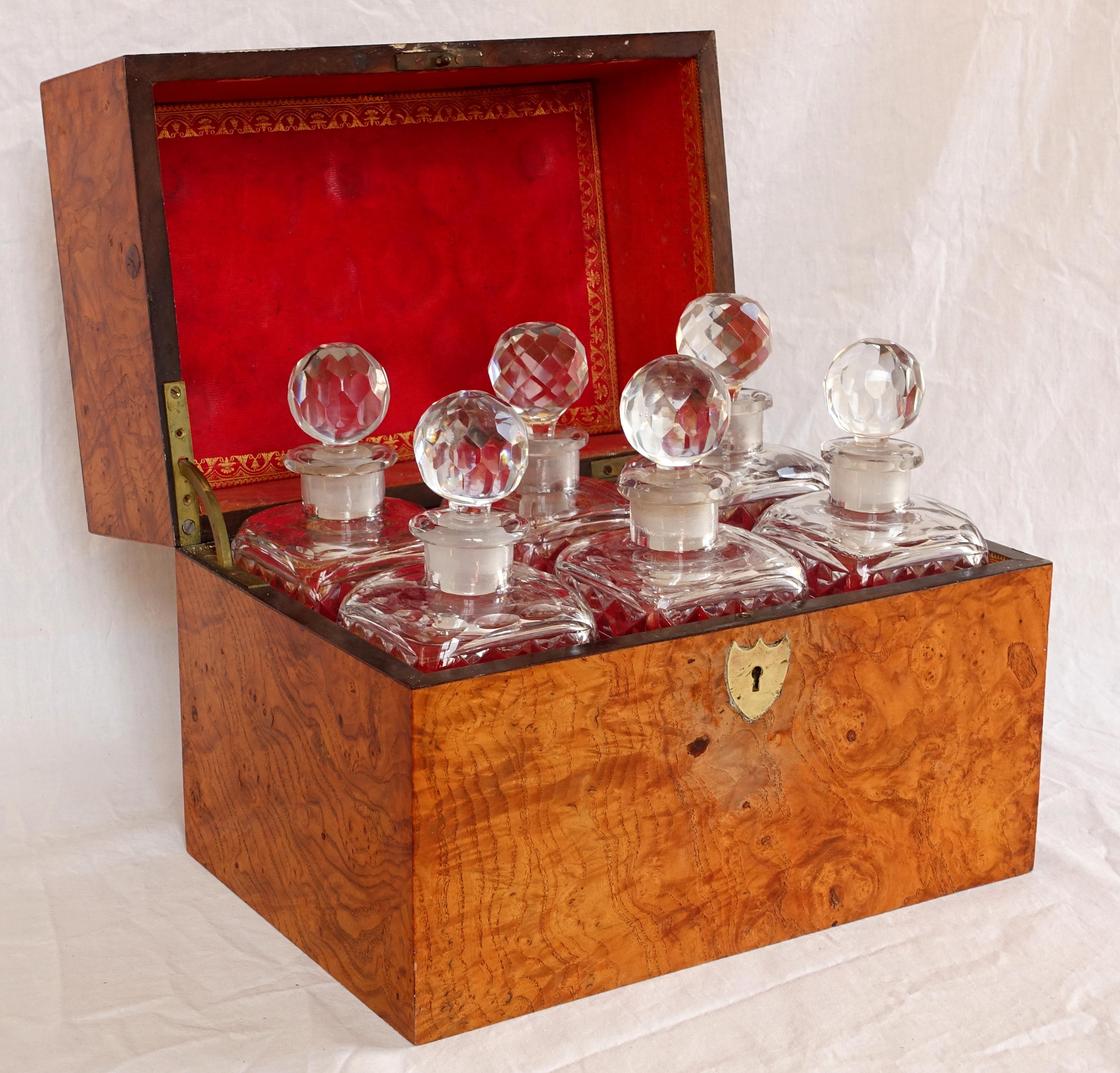Coffret à liqueurs en cristal Le Creusot - 6 bouteilles dans le coffret - 19e siècle - vers 1815 en vente 4