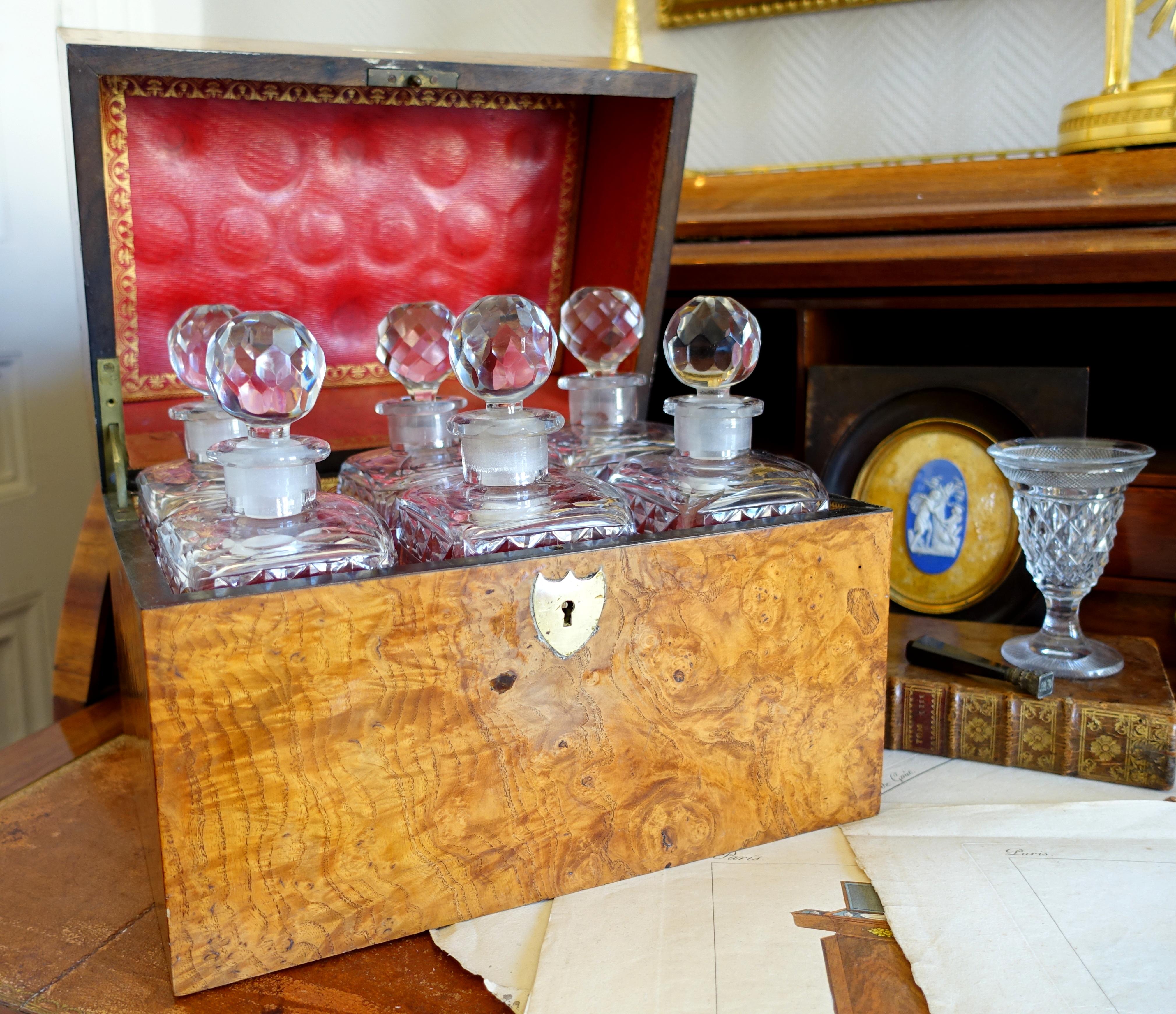 Coffret à liqueurs en cristal Le Creusot - 6 bouteilles dans le coffret - 19e siècle - vers 1815 en vente 10
