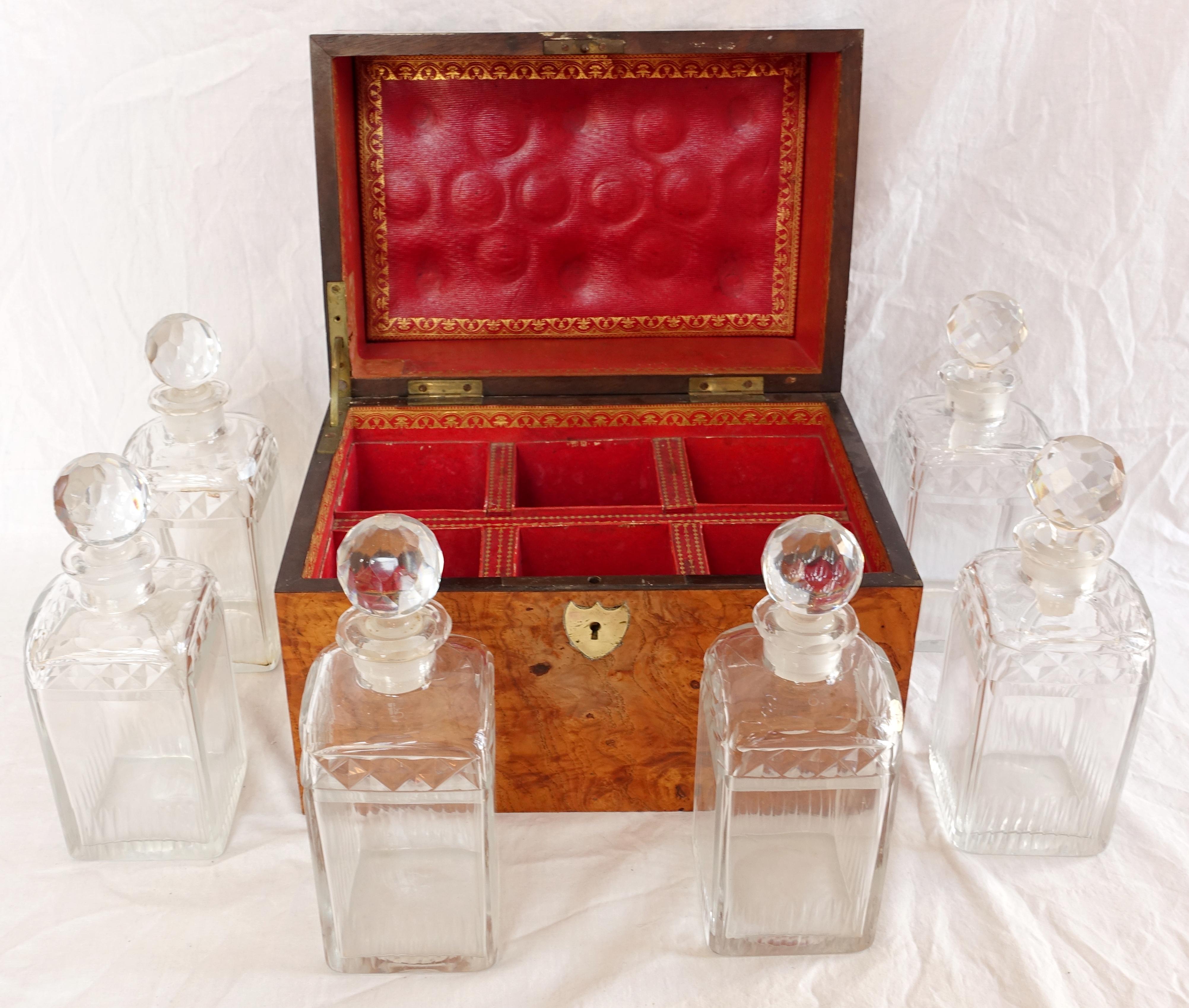 Empire Coffret à liqueurs en cristal Le Creusot - 6 bouteilles dans le coffret - 19e siècle - vers 1815 en vente