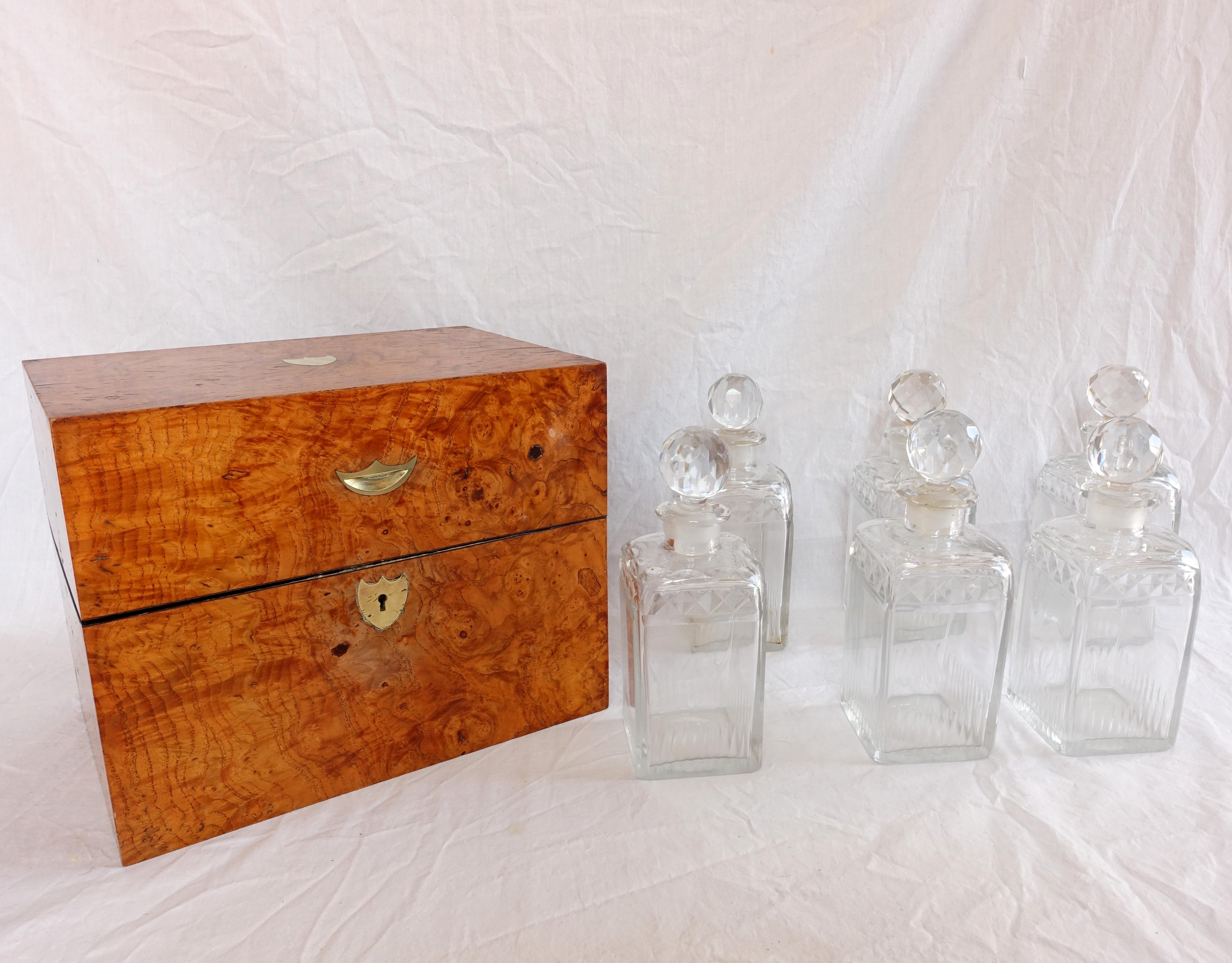 Français Coffret à liqueurs en cristal Le Creusot - 6 bouteilles dans le coffret - 19e siècle - vers 1815 en vente