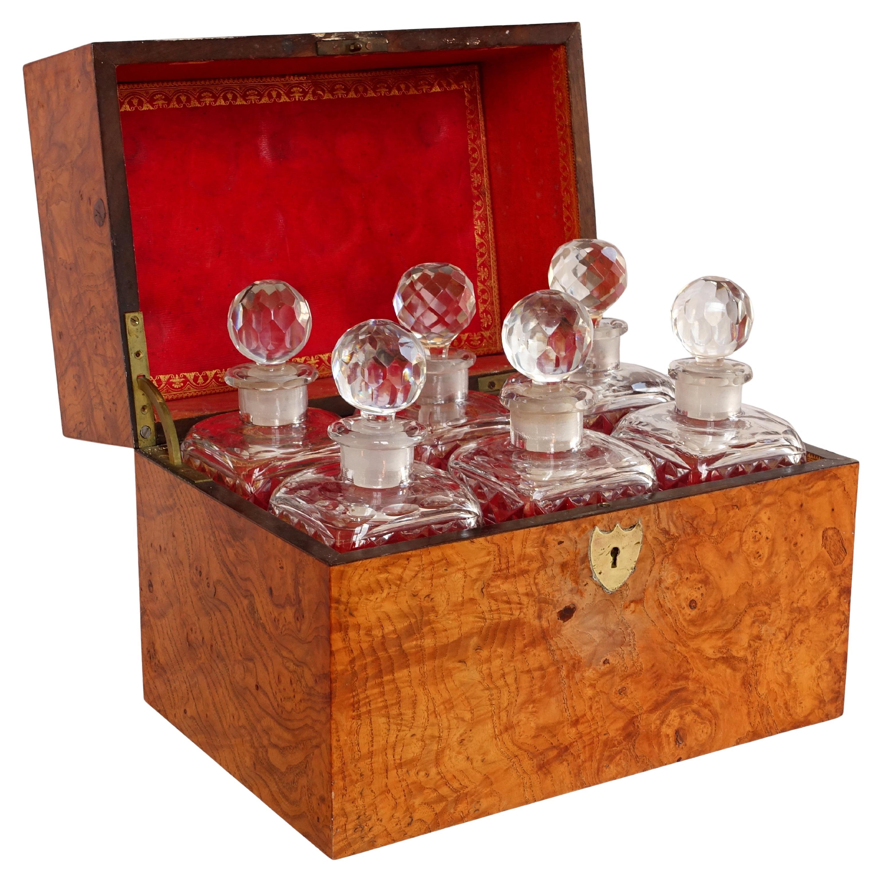 Coffret à liqueurs en cristal Le Creusot - 6 bouteilles dans le coffret - 19e siècle - vers 1815 en vente