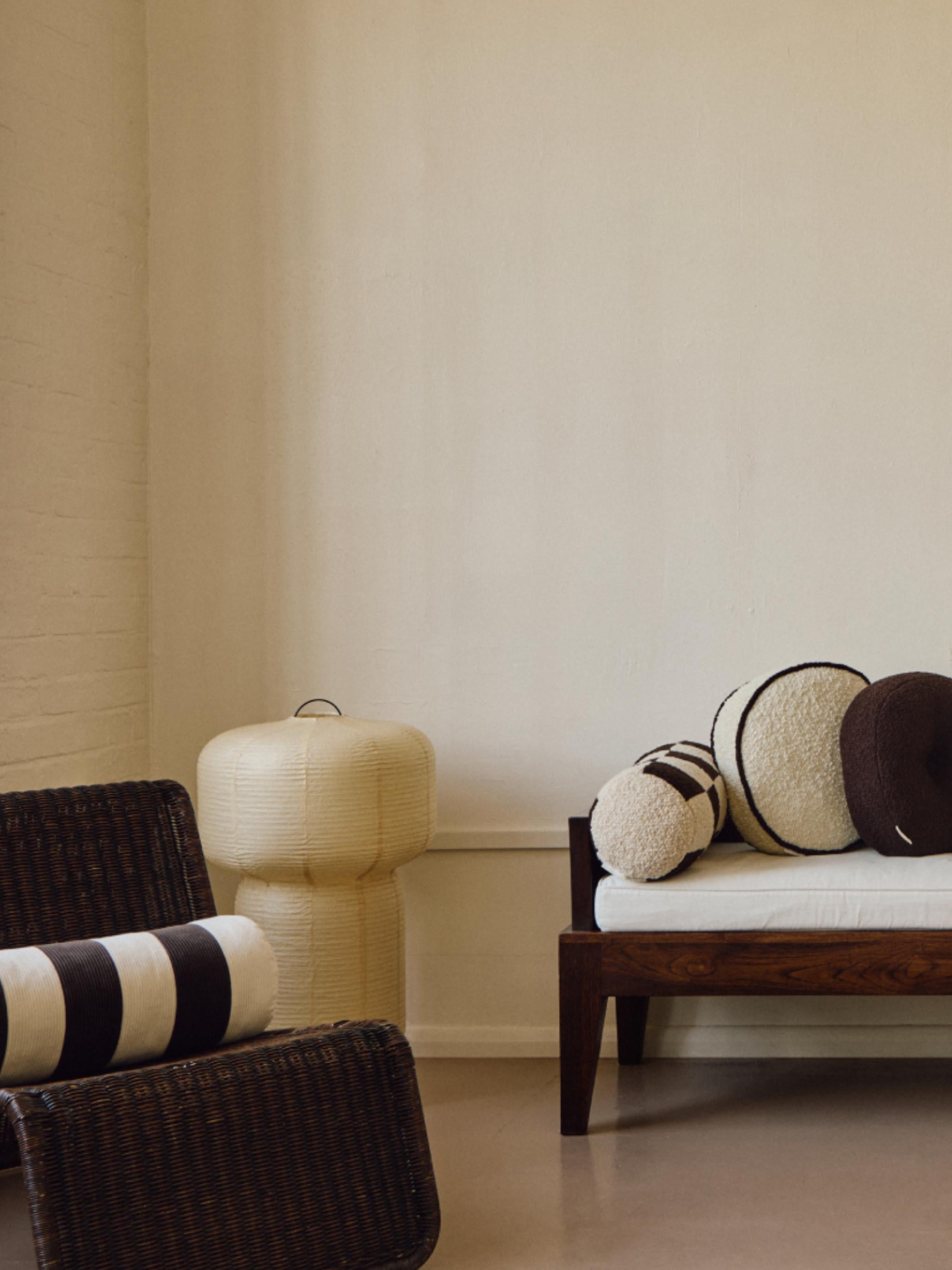 Realizzato in un sontuoso e morbido velluto di cotone a coste proveniente dall'Italia, questo cuscino bolster Le Cylindre di ispirazione vintage e patchwork a strisce riflette l'affinità del marchio con il design modernista del XX secolo. Adatto ad