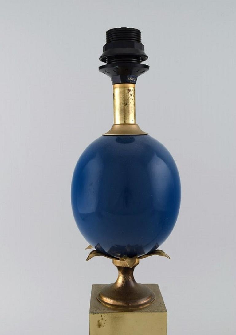 Le Dauphin, France. Table lamp with blue orb and brass base with leaves. 
1960 / 70s.
Measures: 38 x 12.5 cm (ex socket).
In excellent condition with signs of use.