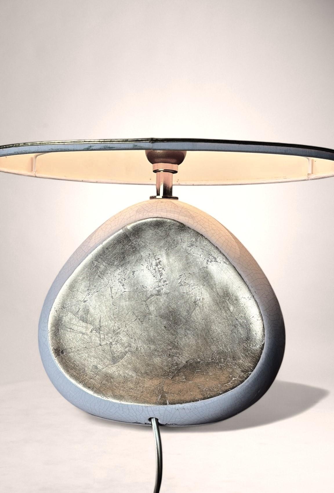 Lampada da tavolo francese Le Dauphin in porcellana smaltata crepata con accenti in foglia d'oro in vendita 2