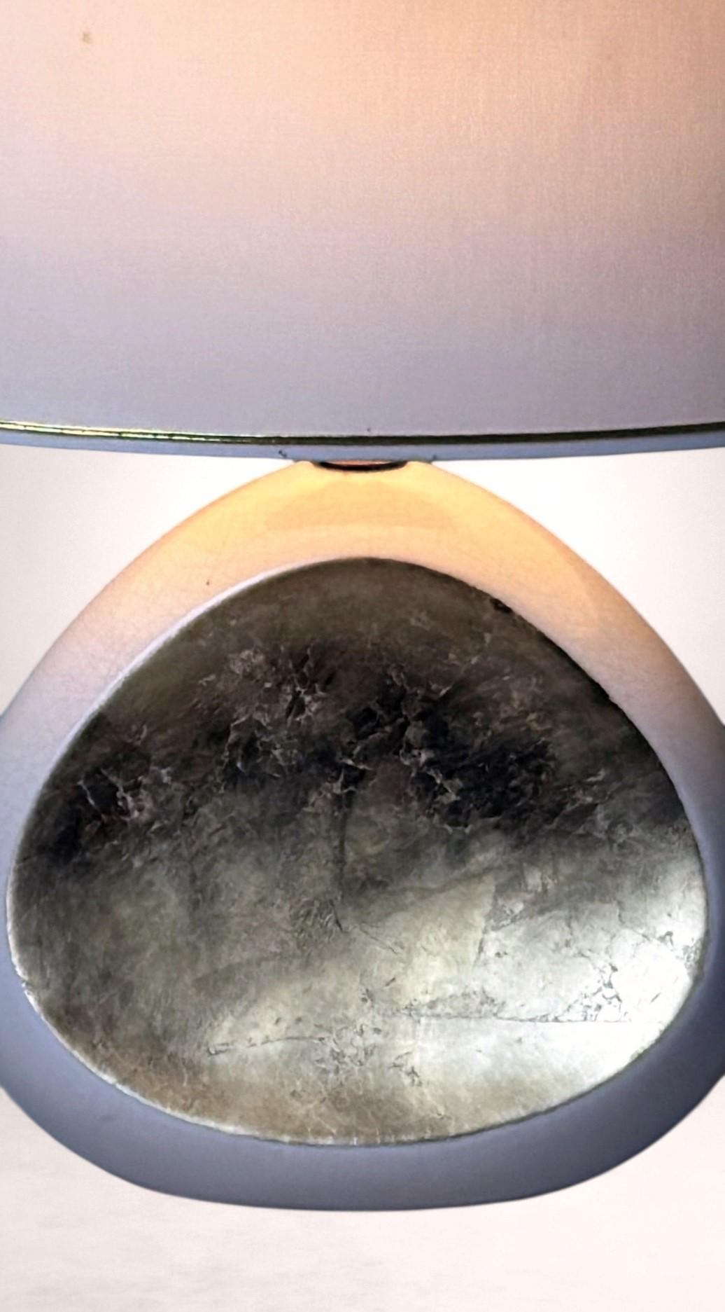 Lampada da tavolo francese Le Dauphin in porcellana smaltata crepata con accenti in foglia d'oro in vendita 3