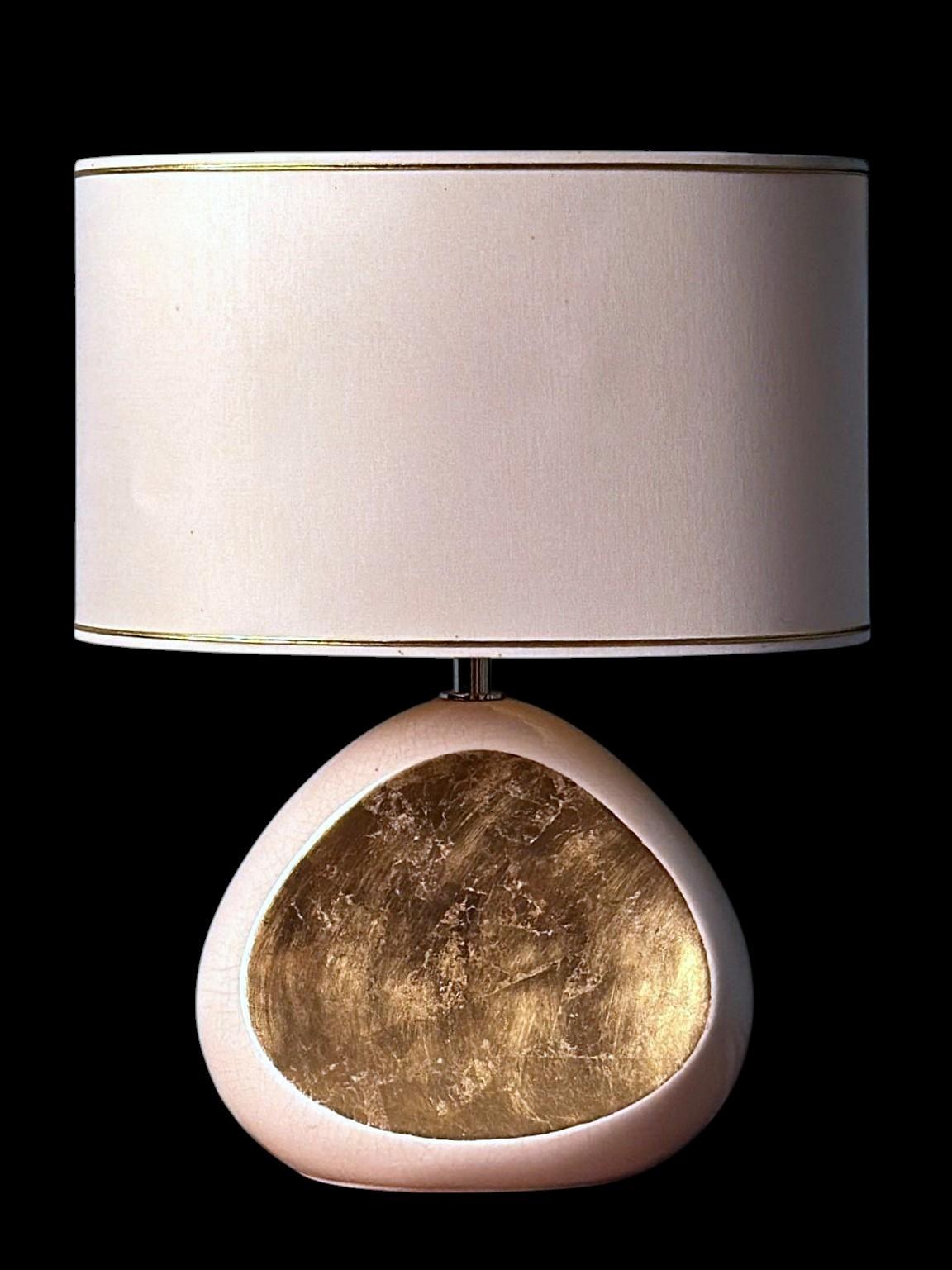 Elegante lampada da tavolo di Le Dauphin, produttore francese attivo dagli anni '60 e rinomato per l'illuminazione decorativa e le creazioni artistiche in porcellana, spesso arricchite da dettagli in foglia d'oro o d'argento. Questa lampada,