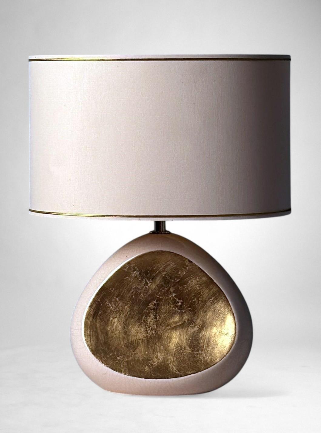 Mid-Century moderno Lampada da tavolo francese Le Dauphin in porcellana smaltata crepata con accenti in foglia d'oro in vendita