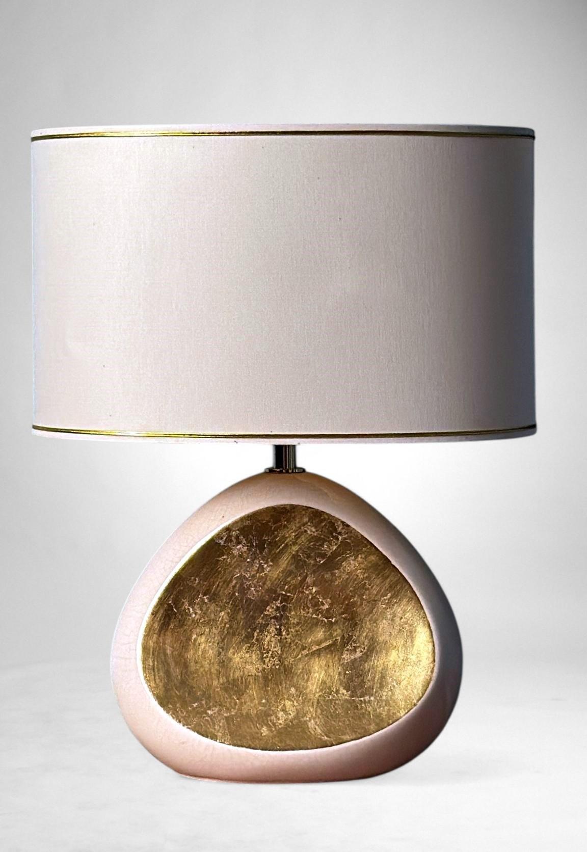 Francese Lampada da tavolo francese Le Dauphin in porcellana smaltata crepata con accenti in foglia d'oro in vendita