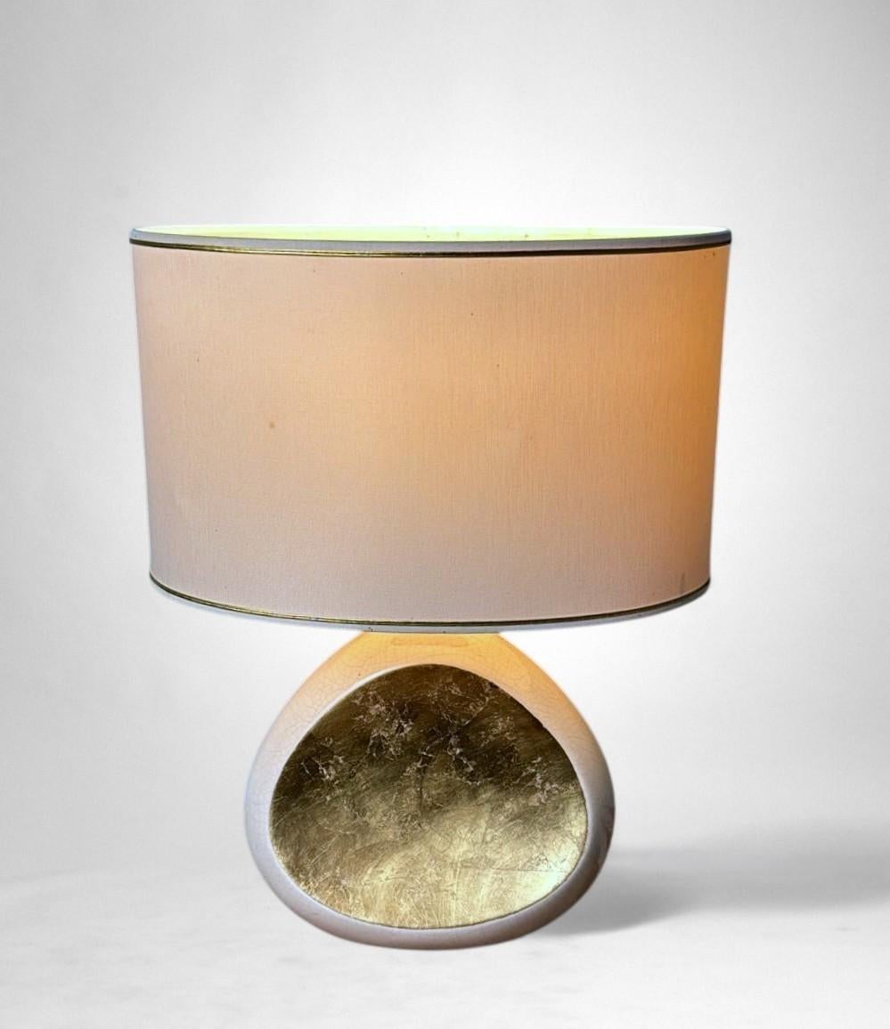 Lampada da tavolo francese Le Dauphin in porcellana smaltata crepata con accenti in foglia d'oro In condizioni buone in vendita a Prato, Tuscany