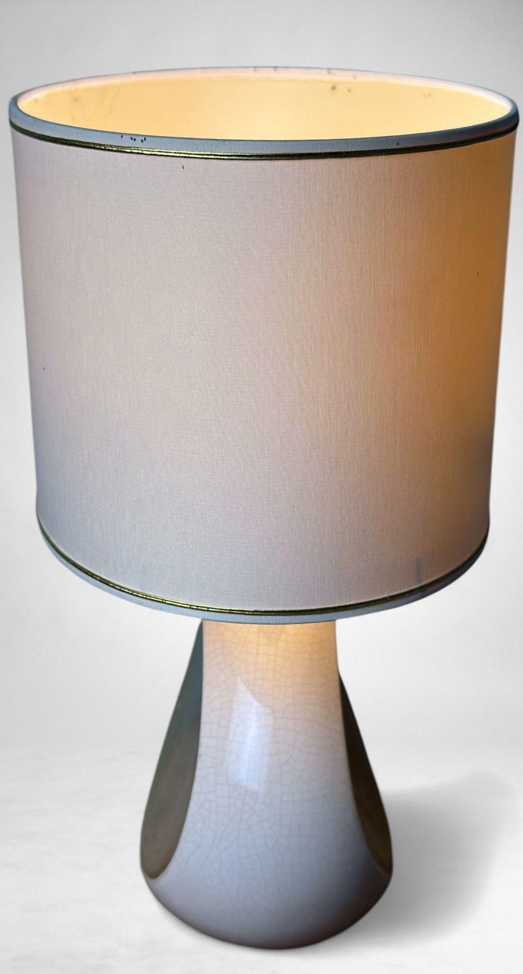 Lampada da tavolo francese Le Dauphin in porcellana smaltata crepata con accenti in foglia d'oro in vendita 1