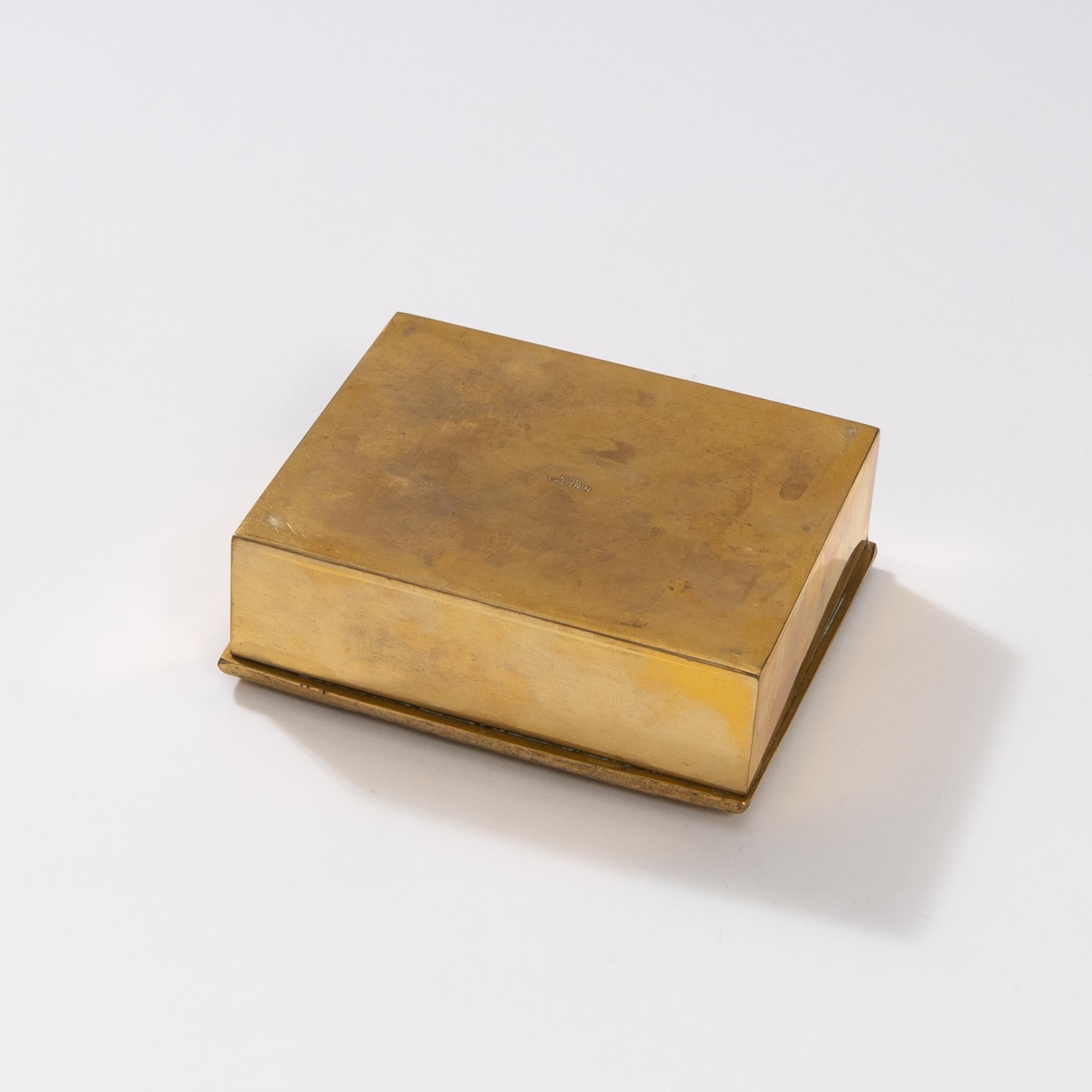 Gilded bronze box whose cover with significant carvings and pronounced relief represents a clearer of virgin forests. It has a spade and sits in the center of the cover under a tree being cleared.
Two trees on the left and two on the right will