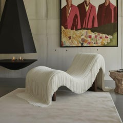 Chaise longue Le Drape en fil d'ivoire beige et cadre en noyer par In-House Design House