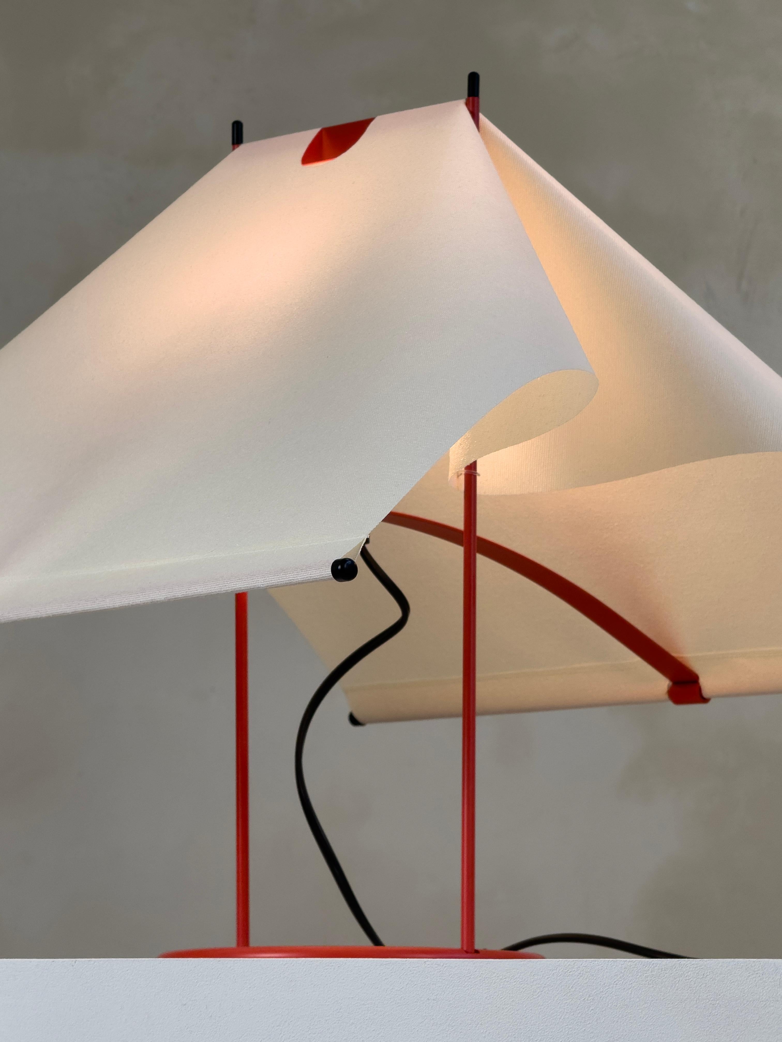 Dieses exquisite Paar *Le Falene* Tischlampen, entworfen von Piero De Martini für Arteluce und hergestellt in den 1980er Jahren, ist eine atemberaubende Verschmelzung von Eleganz und Kunstfertigkeit. Ihre Form erinnert an die zarte Silhouette eines
