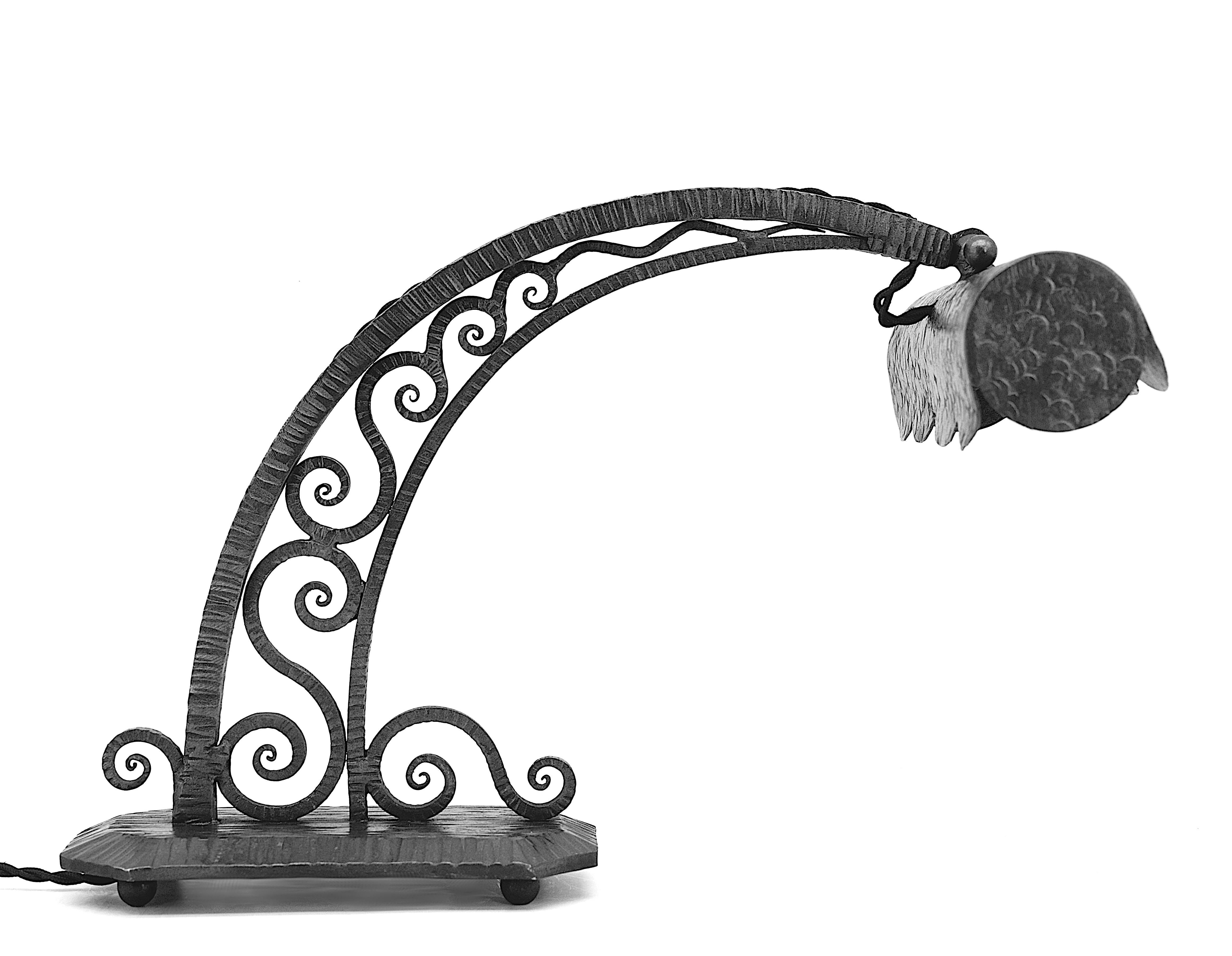 Esta llamativa y rara lámpara francesa Art Decó de piano/escritorio/mesa, fabricada por Henri Fournet en Le Fer Forge de Lyon (Francia), data de la década de 1920 y presenta un elegante diseño de hierro forjado. Sus líneas elegantes y esculturales y