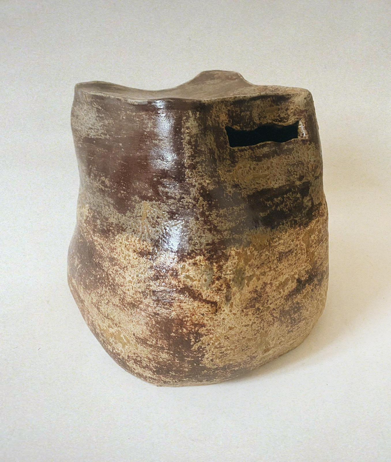 Le Flan Tabouret by Oikos Estudio
Handmade
Dimensions: D 35 x W 25 x H 30 cm (Dimensions may vary).
Materials: High-fired stoneware, wild pigments, glaze.

Available in yellow, dark brown, orange, black, and beige (can be another color upon