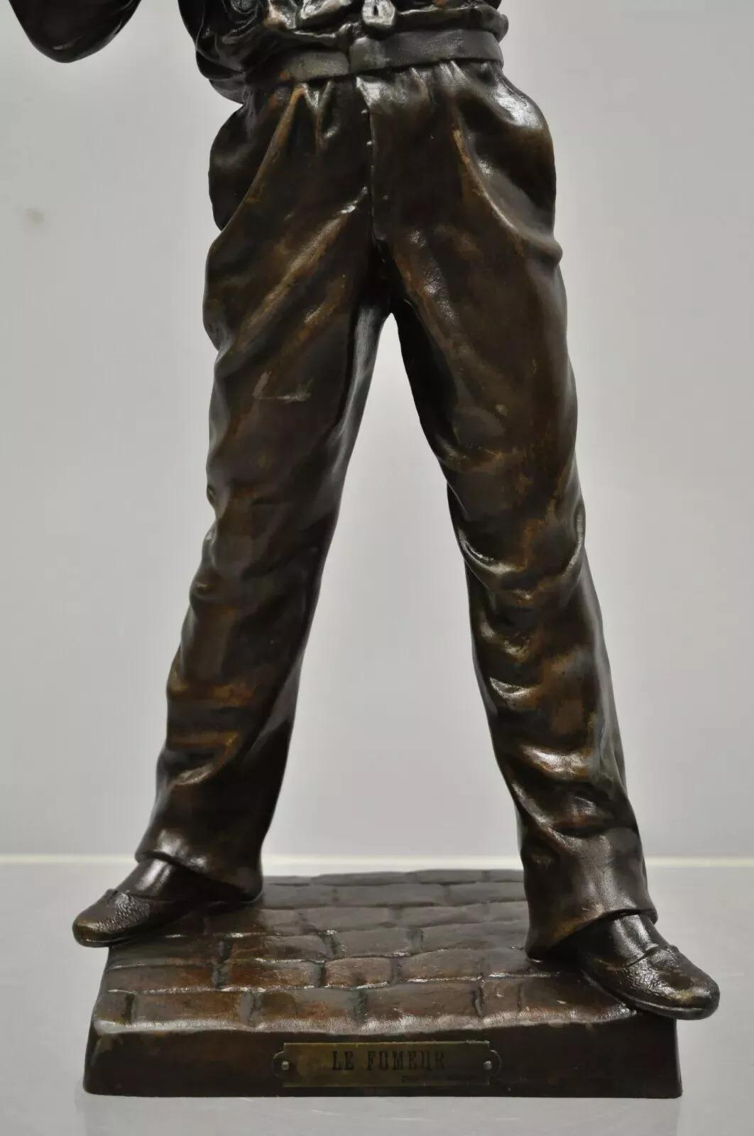 Le Fumeur Escultura francesa de escultura de helio de hombre joven fumando de Charles Masse Desconocido en venta