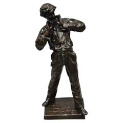Französische Zinnstatue-Skulptur eines jungen Mannes im Rauchen von Charles Masse, Le Fumeur