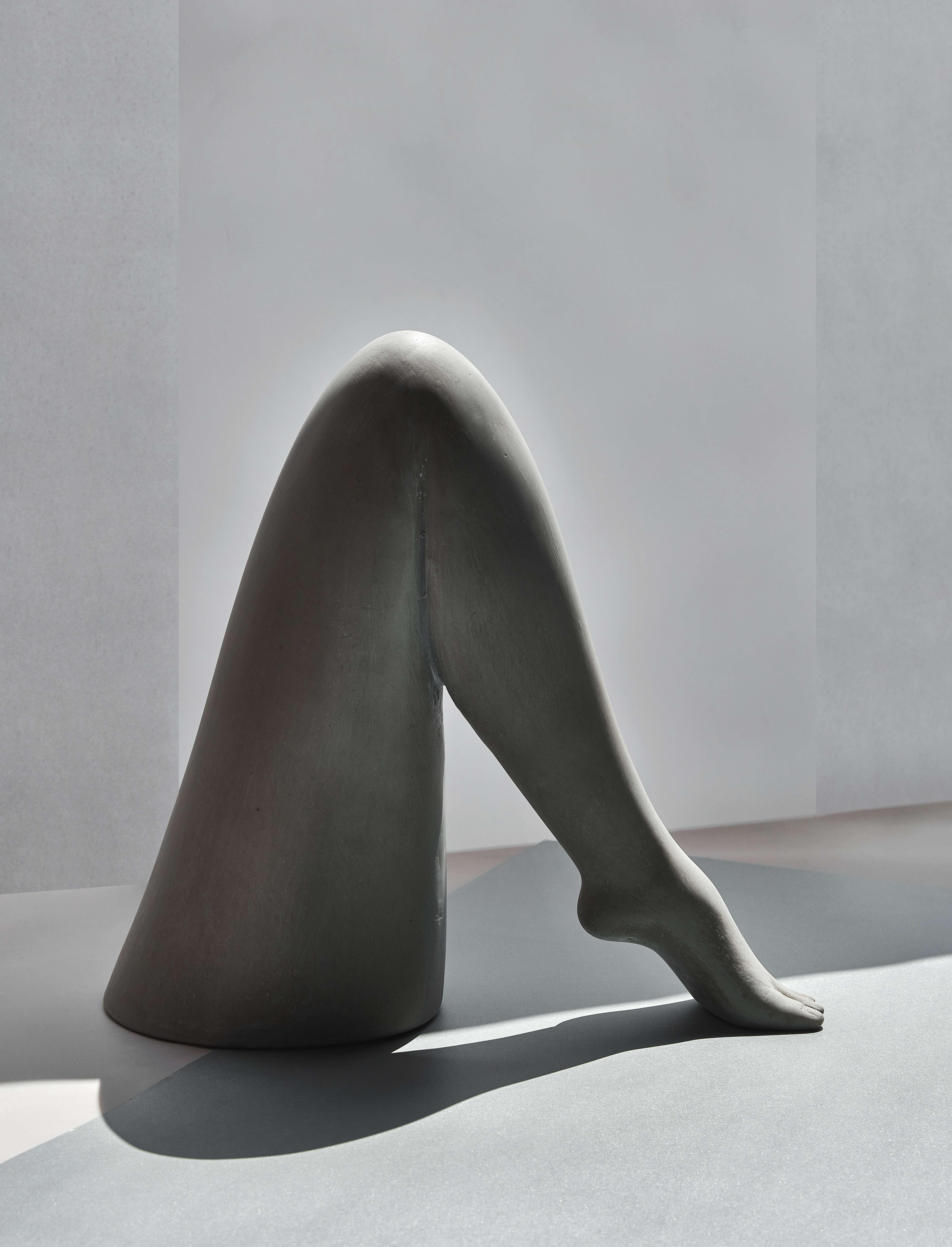 Marcela Cure Le Gambe Handgefertigte Bein-Skulptur aus Harz und Stein  (Kolumbianisch) im Angebot