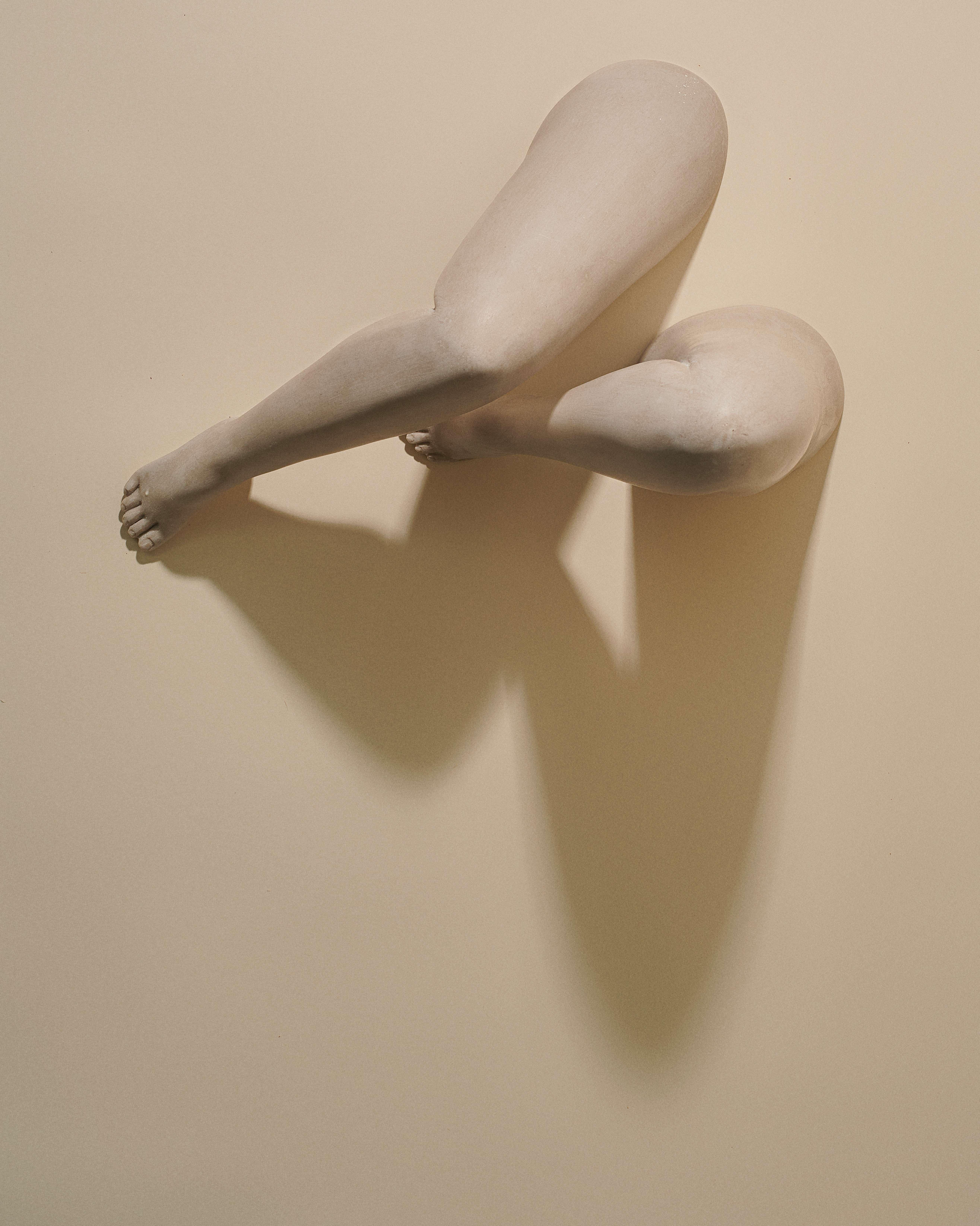 Marcela Cure Le Gambe Handgefertigte Bein-Skulptur aus Harz und Stein  (21. Jahrhundert und zeitgenössisch) im Angebot