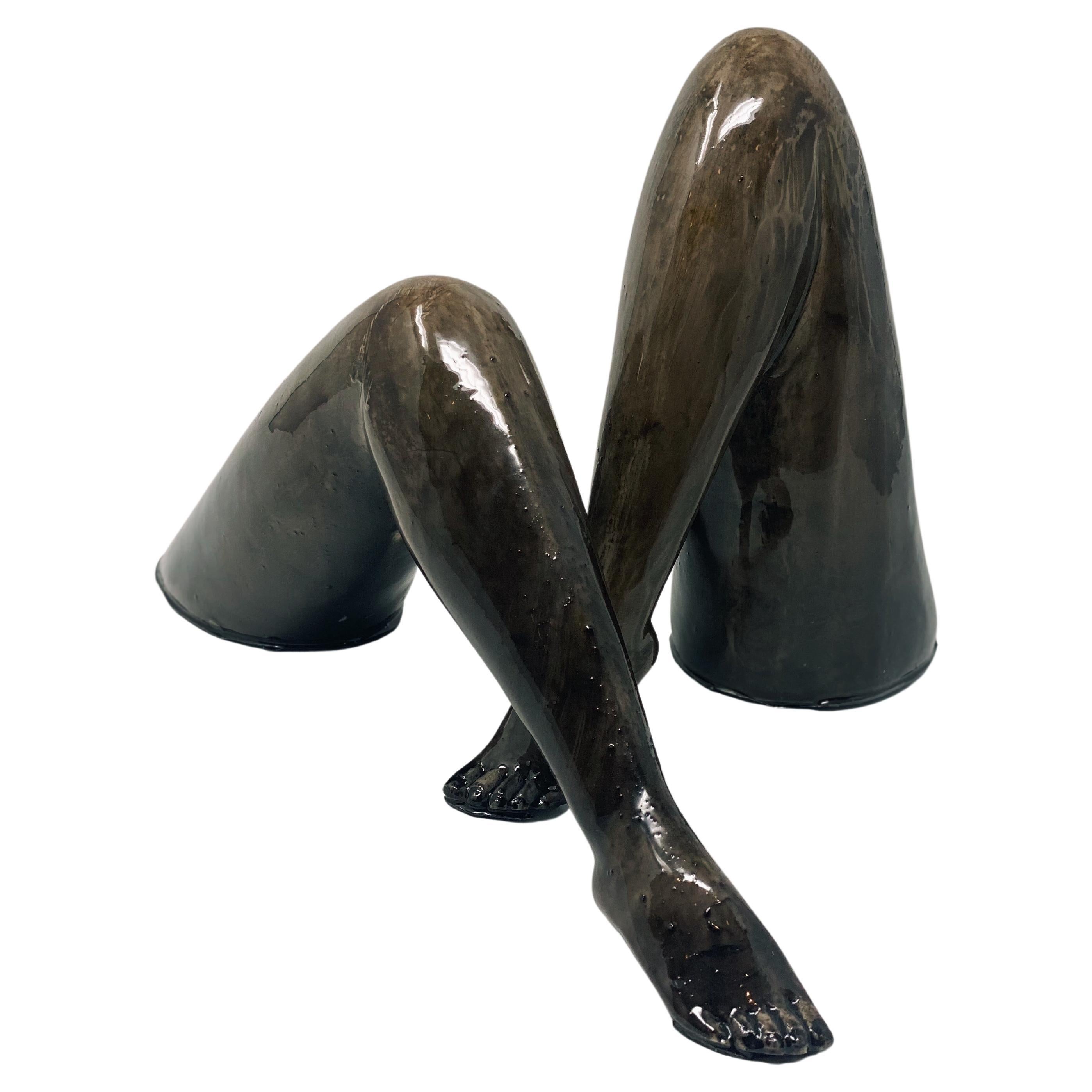 Escultura de resina y piedra Le Gambe que representa piernas de mujer en venta